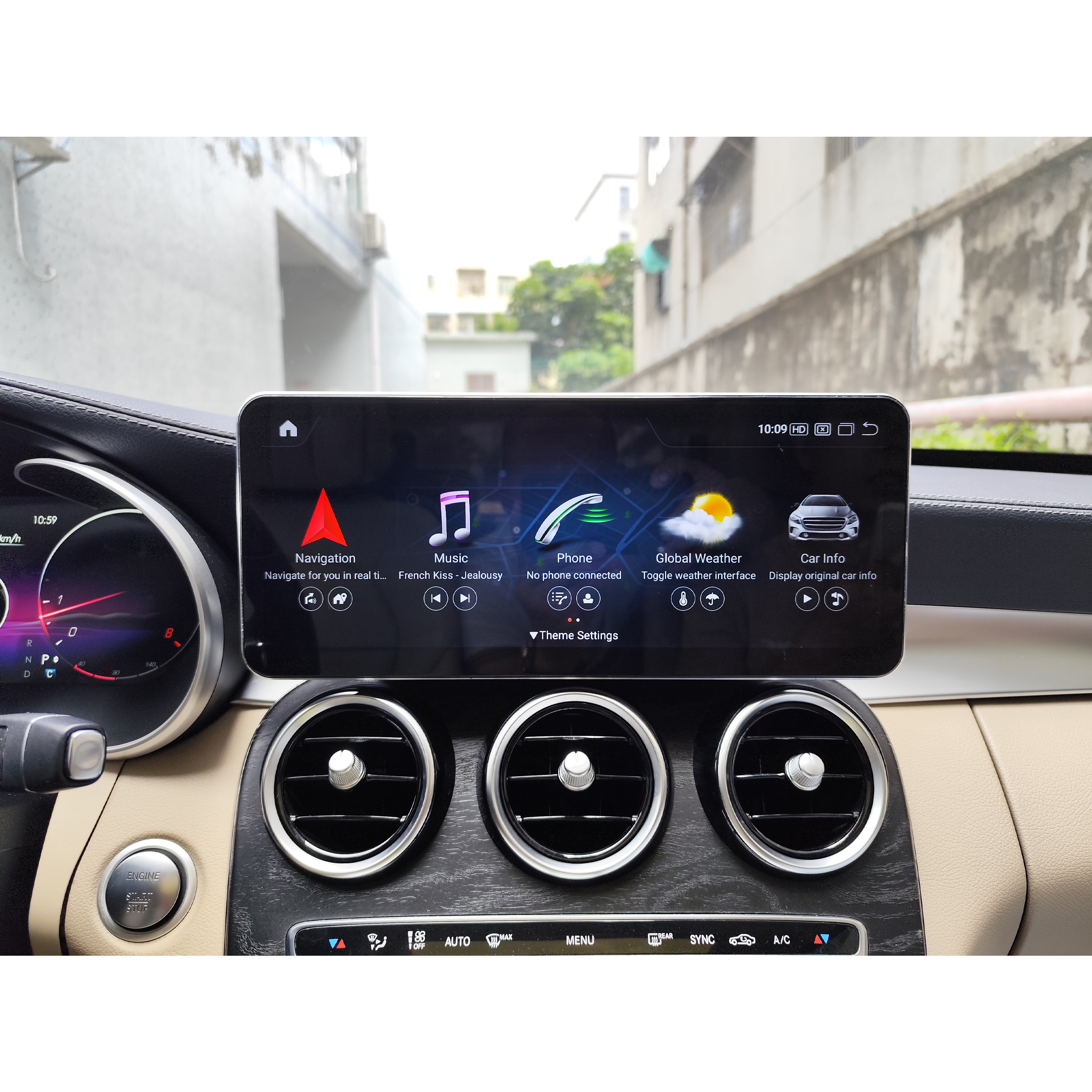 Armaturenbrett eines Autos mit einem Bildschirm, der Navigations-, Musik-, Telefon- und Fahrzeuginformationen anzeigt. Es ist beige.
