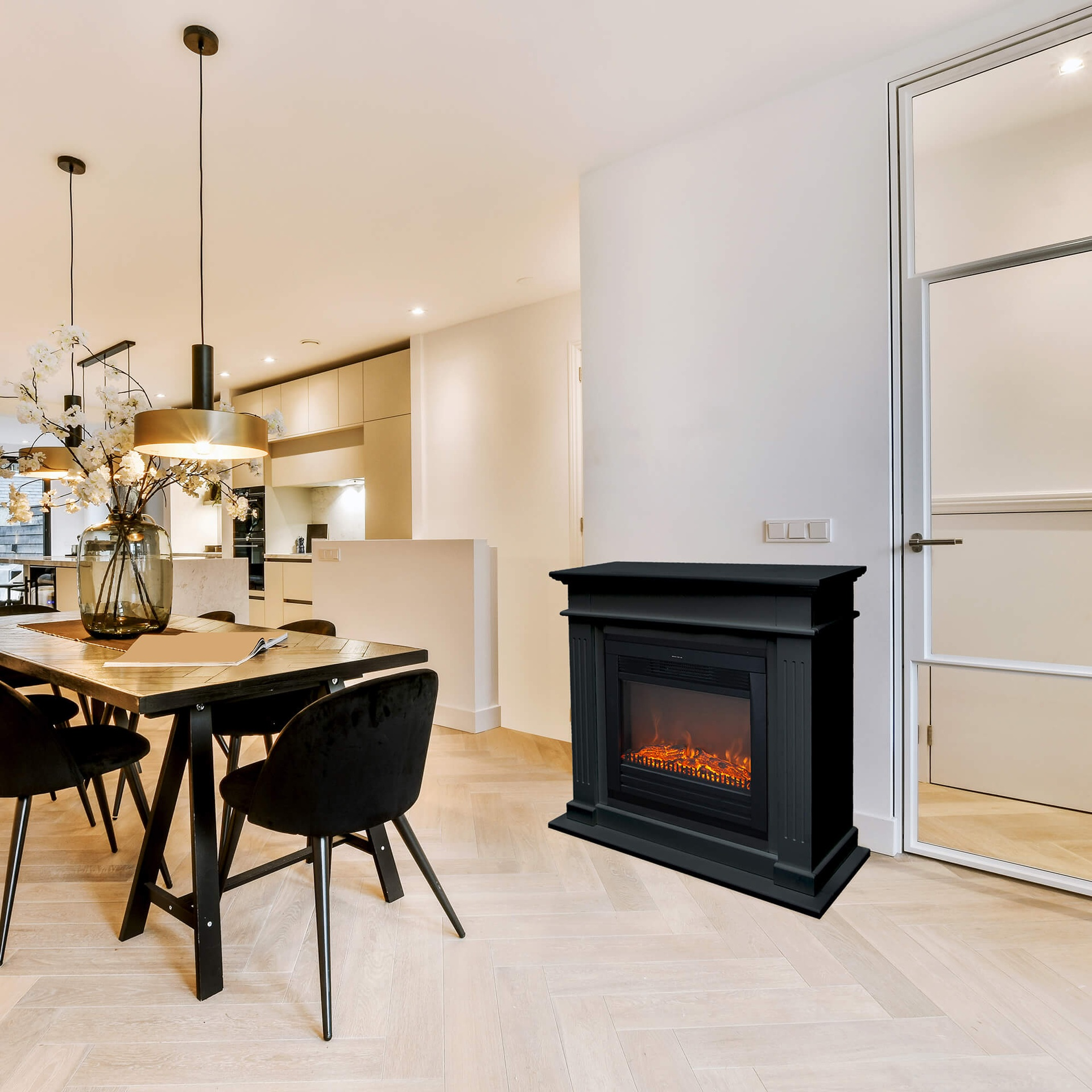 Interieur met eettafel, zwarte stoelen, open haard en glazen deur. Bovenverlichting zichtbaar.