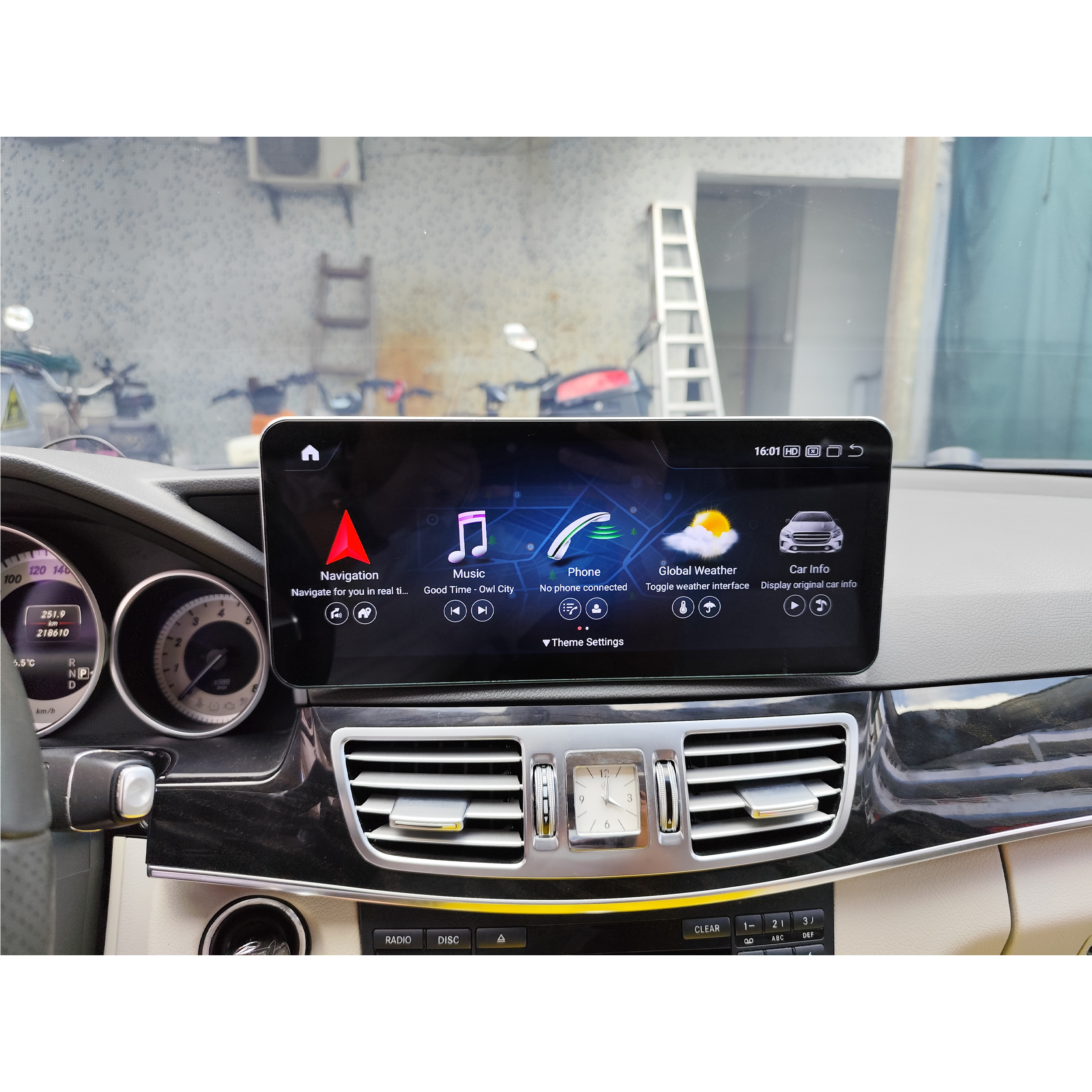 Auto-Armaturenbrett mit einem Bildschirm, der Navigation und Musik anzeigt.