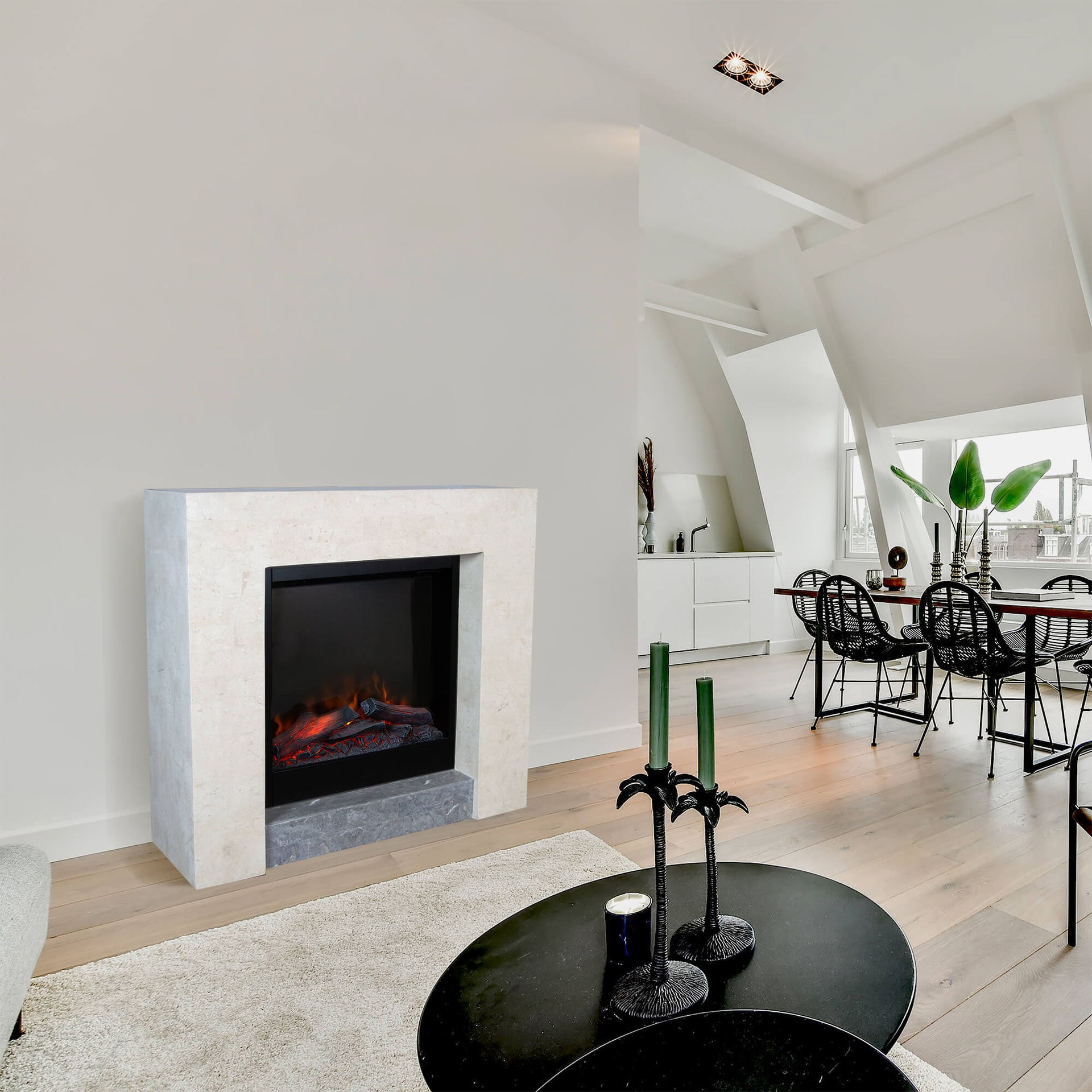Een moderne woonkamer met een open haard, zwarte tafels en een eethoek op de achtergrond.