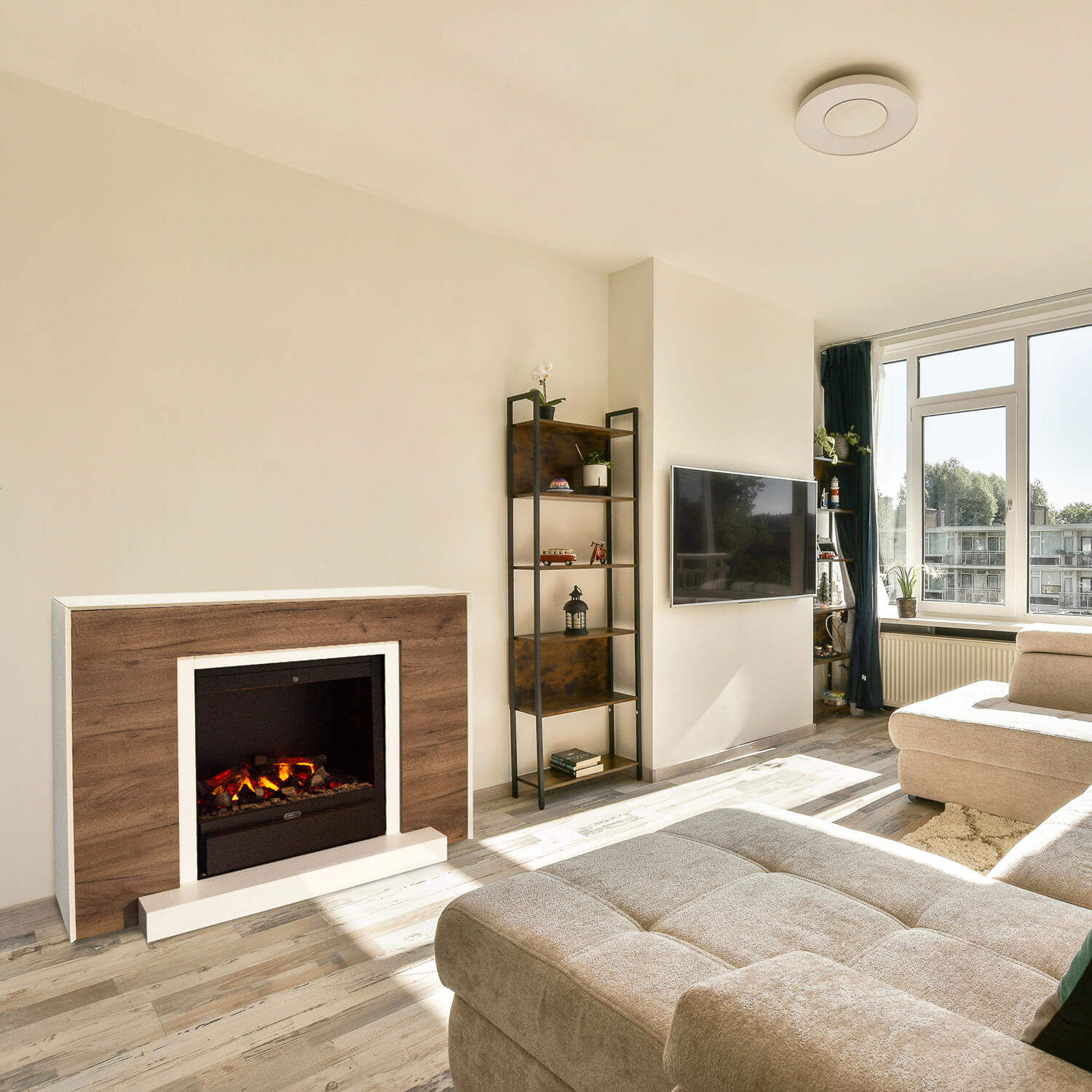 Woonkamer met open haard, bank, tv en boekenplank. Groot raam met uitzicht. Neutraal kleurenpalet. Zonnig interieur.