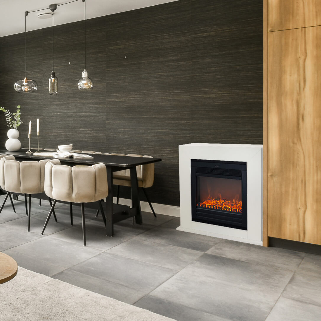 Een moderne eetkamer met een zwarte tafel, beige stoelen, een open haard en decoratieve lampen. Houten kast rechts.