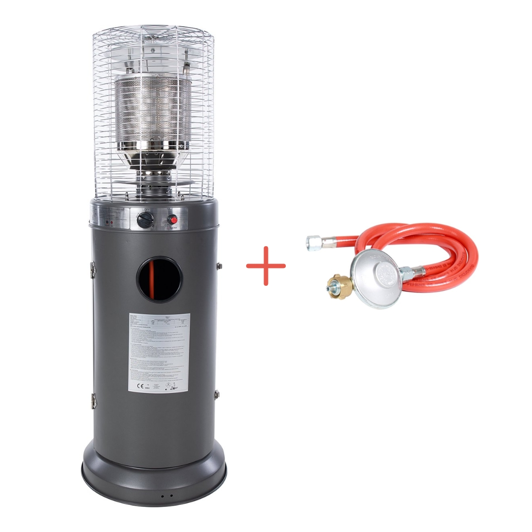 Een grijze terrasverwarmer en rode gasslang met regelaar. Witte achtergrond.