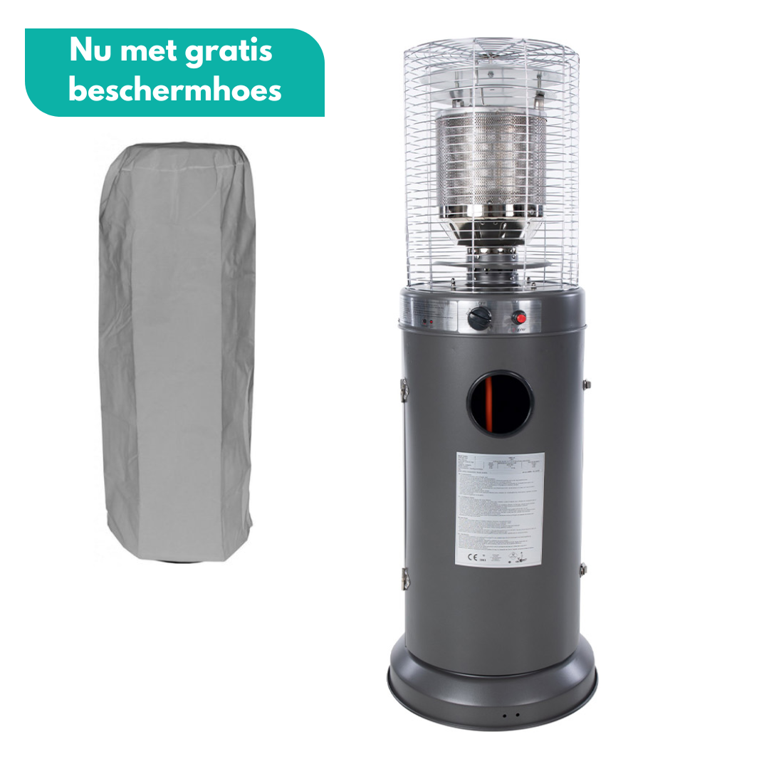 Een hoge, grijze terrasverwarmer met een beschermhoes en een heldere achtergrond.