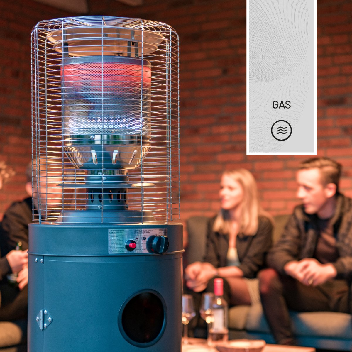 Een gas terrasverwarmer. Een verwarmer met een kooi en een vlam. Mensen op de achtergrond.