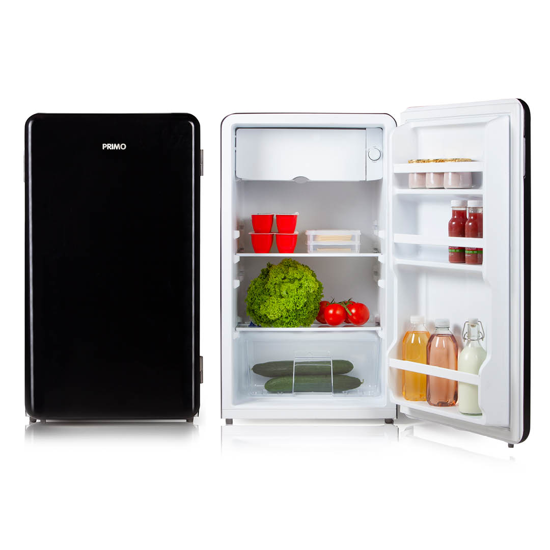 Mini réfrigérateur Primo noir, porte ouverte révélant aliments: laitue, tomates, concombres, boissons et gobelets rouges.