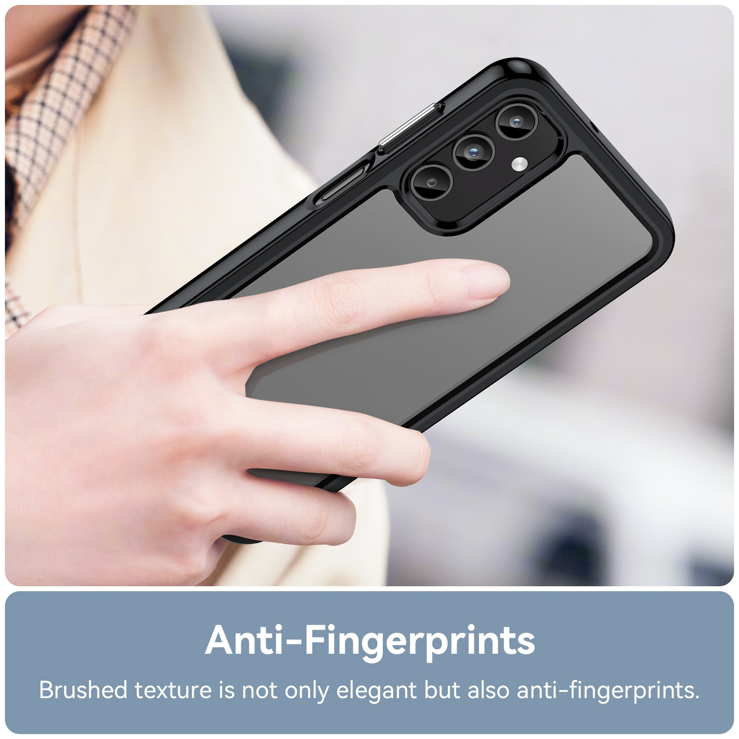 Eine Hand, die ein Telefon mit einer Schutzhülle hält, die Anti-Fingerabdruck ist.