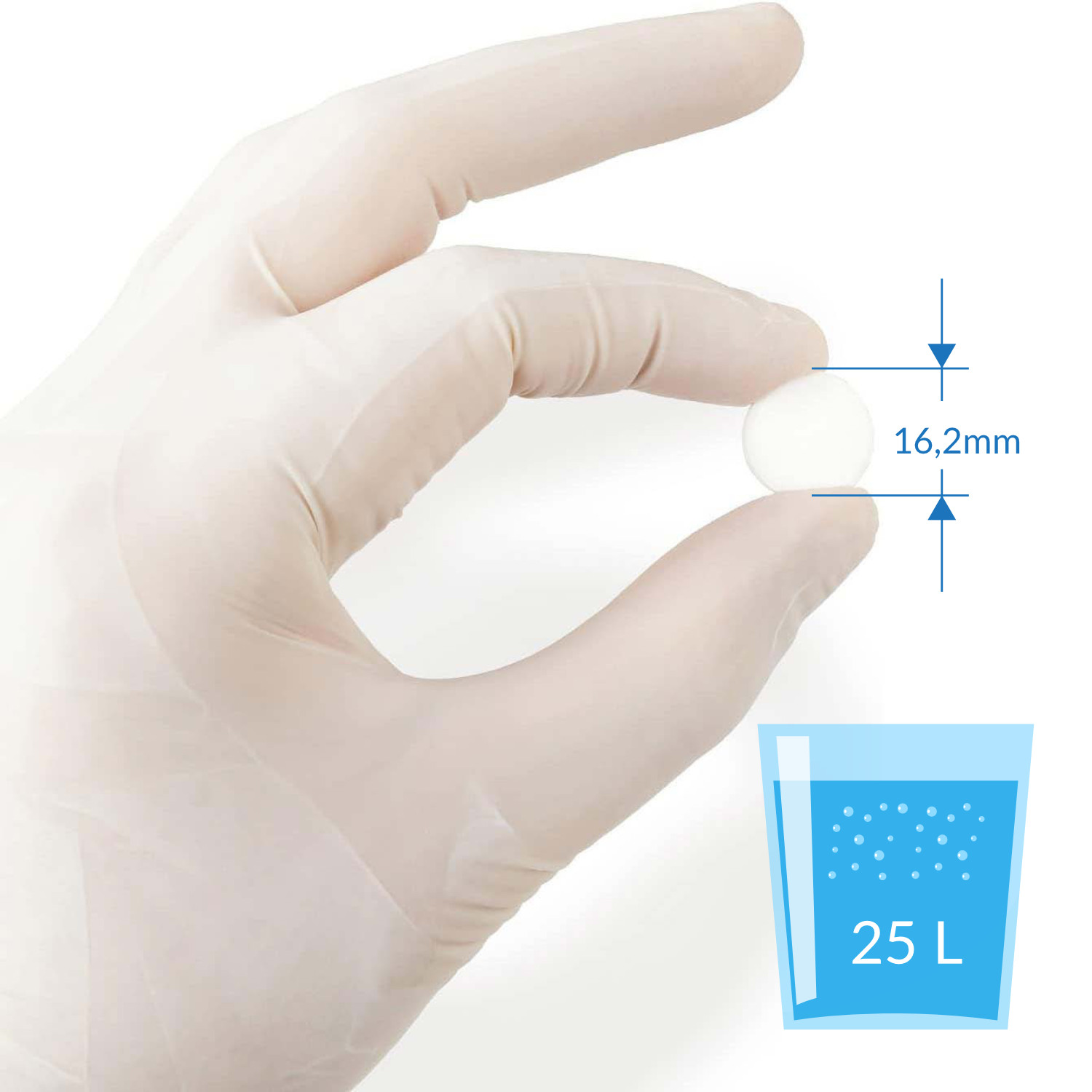Hand hält eine kleine weiße Pille. Ein Glas Wasser mit Blasen wird neben der Pille mit Größenangaben gezeigt.