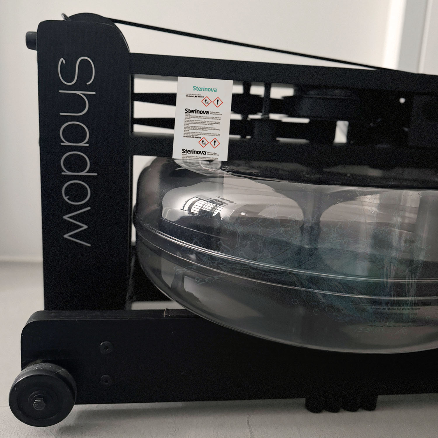 Schwarze Rudermaschine mit Wassertank. Sterinova-Etikett angebracht. 'Shadow' steht an der Seite.