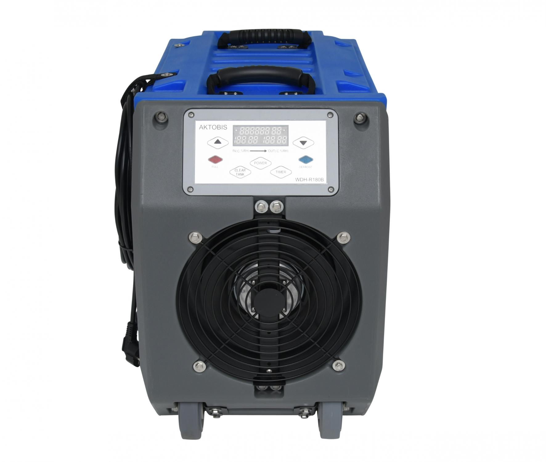 Ein großer, grauer und blauer Luftentfeuchter mit Digitalanzeige, Ventilator und Rädern, vor weißem Hintergrund.