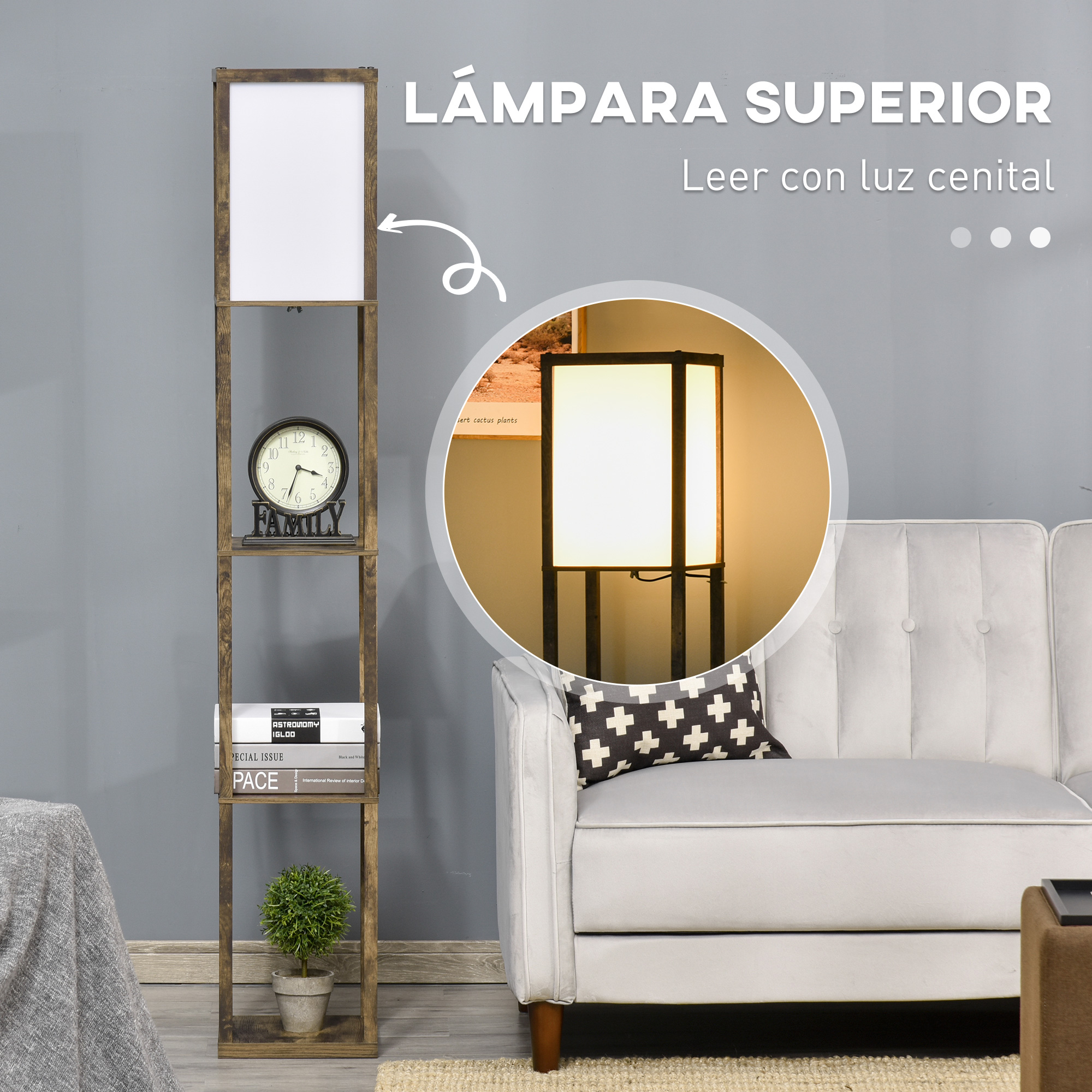 Estantería alta de madera con lámpara, reloj, libros y planta. Un foco ilumina la lámpara.