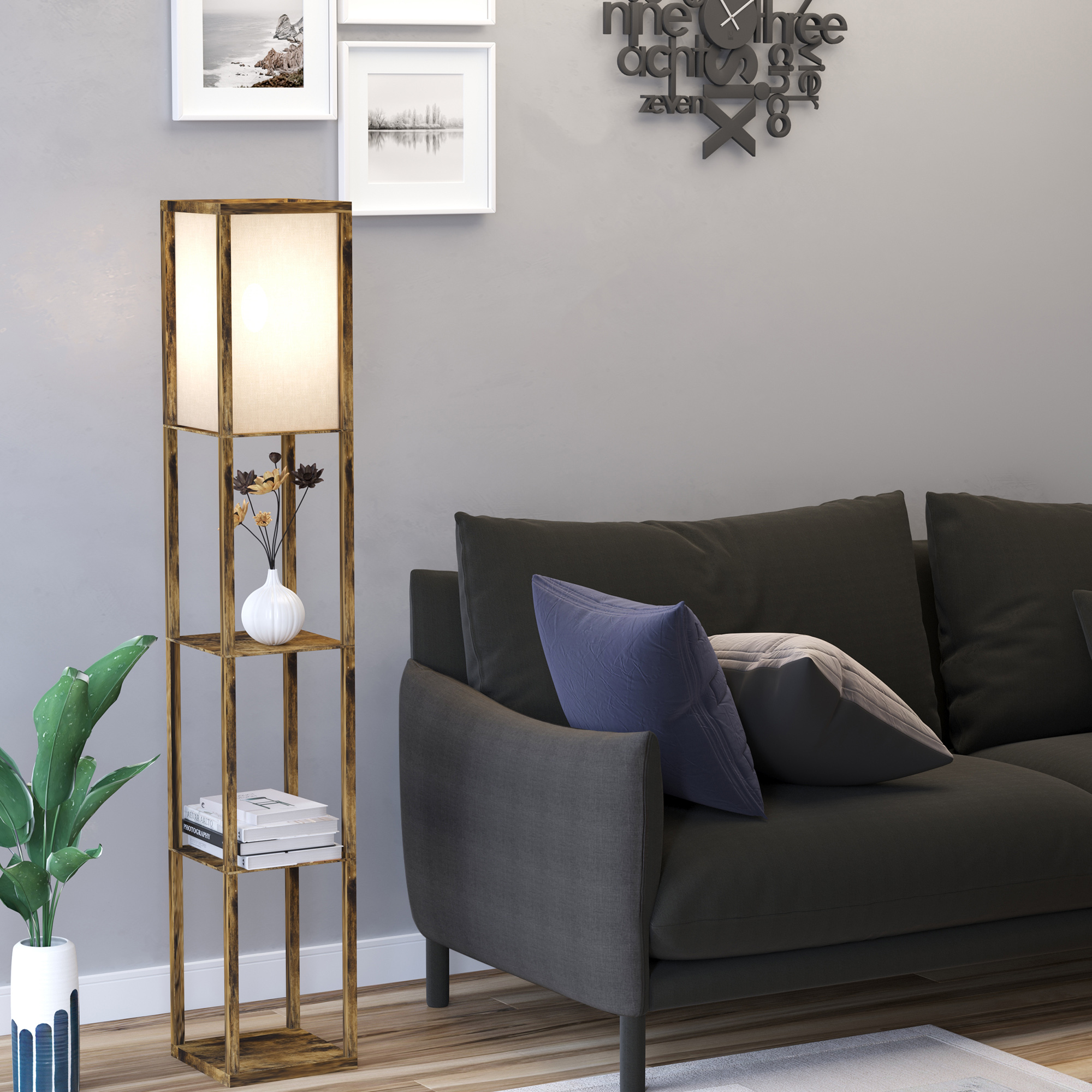 Una lámpara de pie de madera con estantes y un jarrón, con un sofá y decoración de pared.