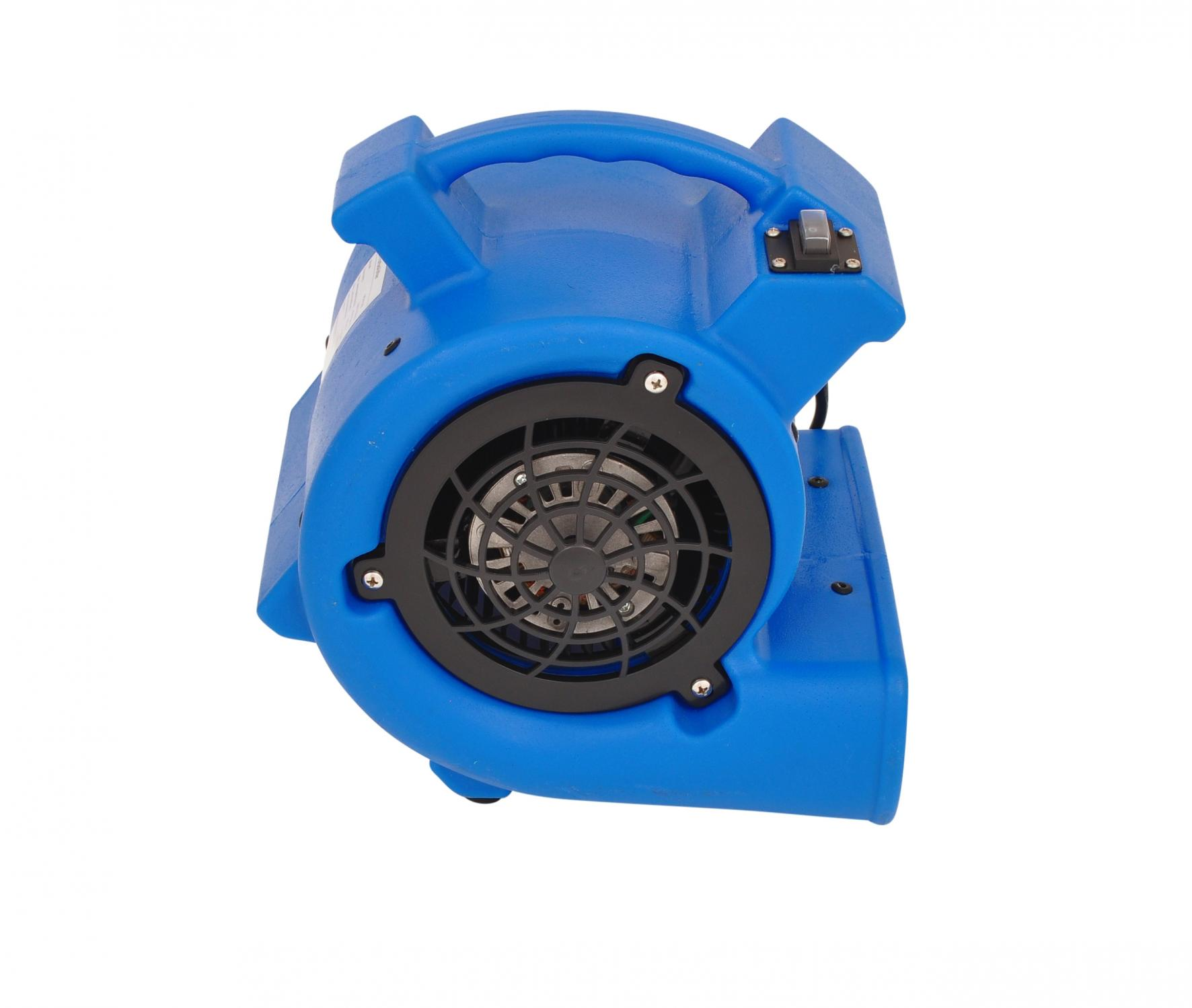 Ein blauer Luftbewegungsventilator mit Griff, vor einem weißen Hintergrund abgewinkelt.