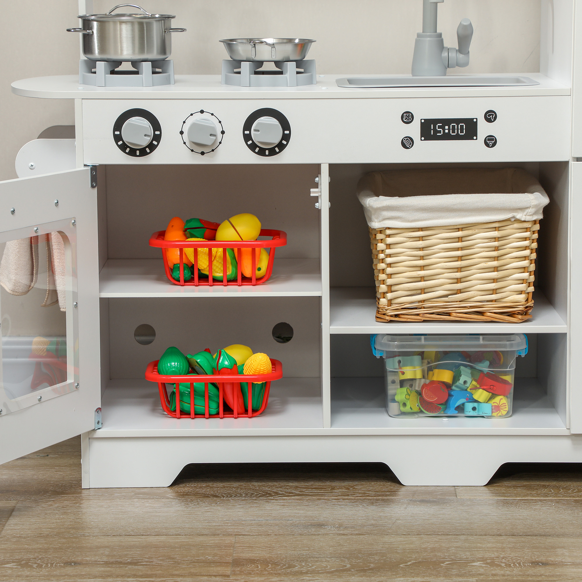 Una cocina de juguete blanca con puertas abiertas, mostrando comida de juguete dentro.