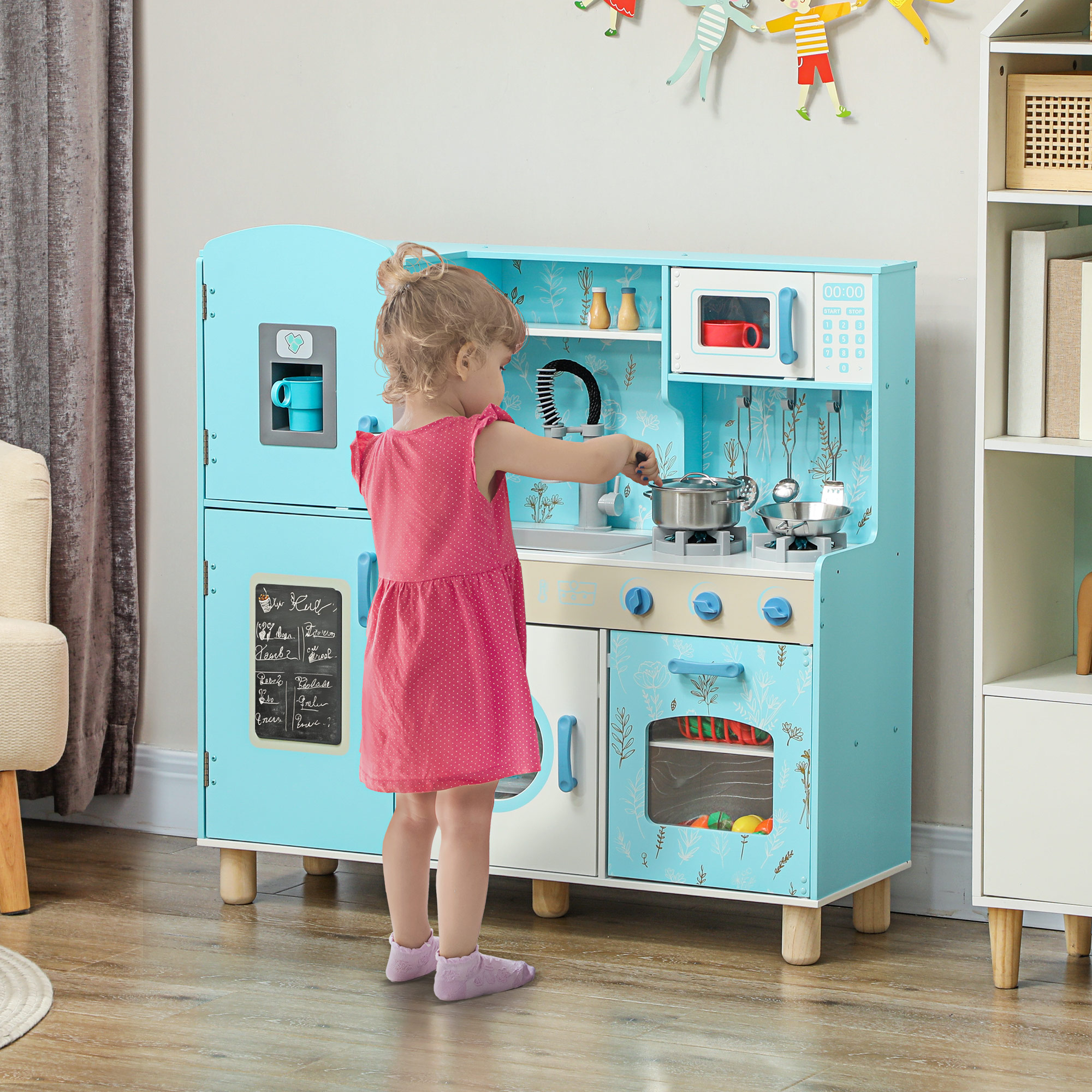 Niña jugando con un juego de cocina de juguete. La cocina es azul y blanca.