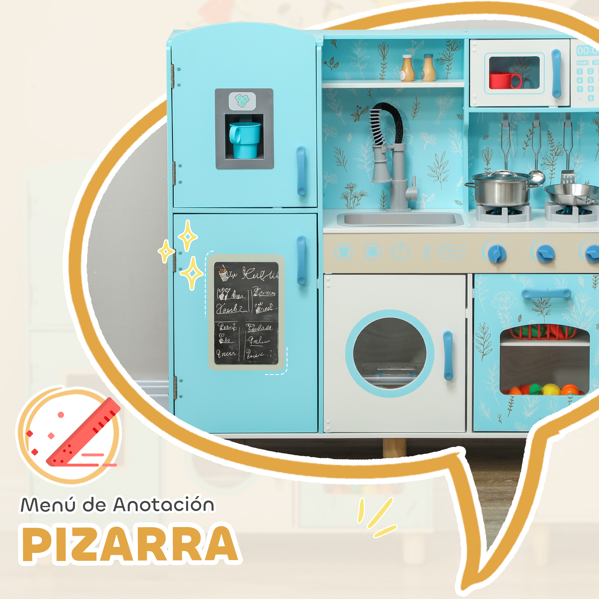 Cocina de juguete con nevera, fregadero, pizarra y microondas, sobre un fondo de papel tapiz floral.