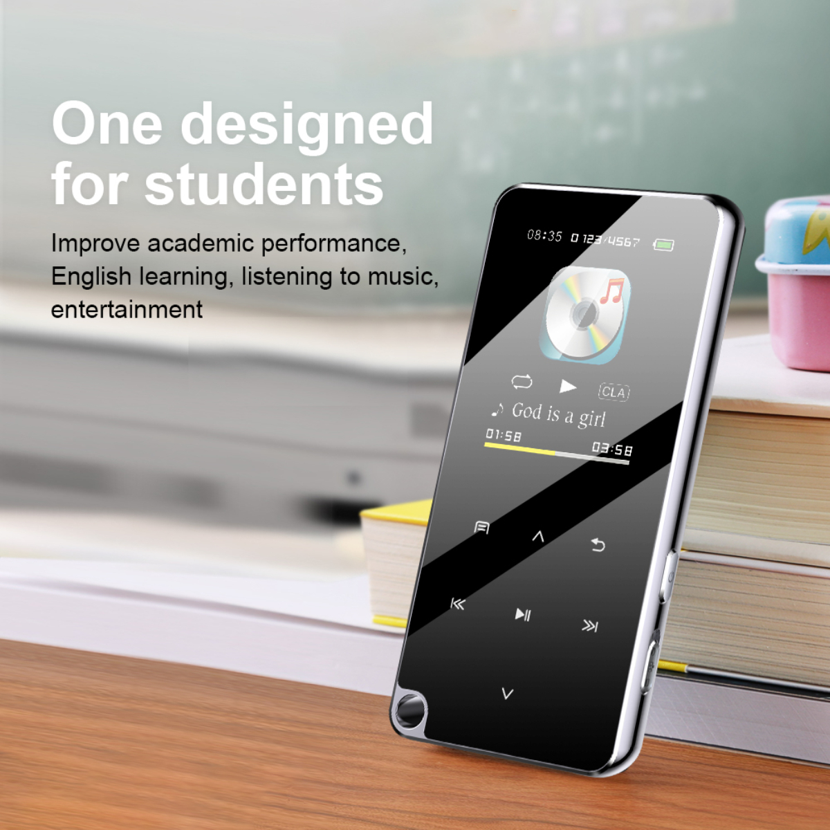 Schwarzer MP3-Player mit Bildschirm, der Musikdetails und Tasten anzeigt. Hintergrund: Bücher.