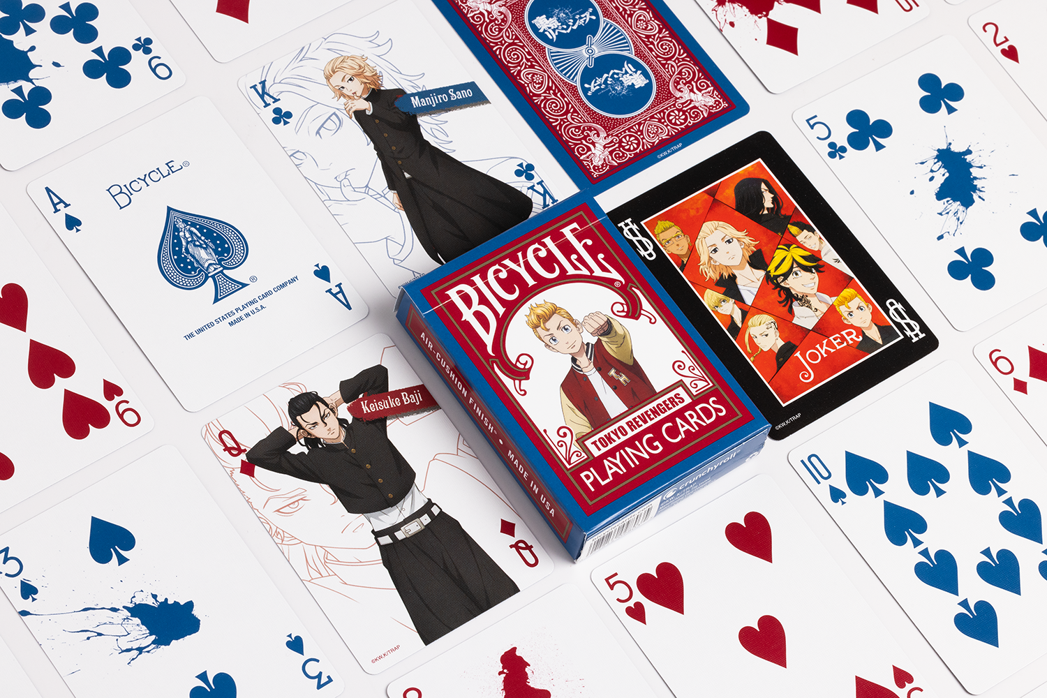 Spielkarten mit Illustrationen von Anime-Charakteren, mit einer Kartenbox oben.
