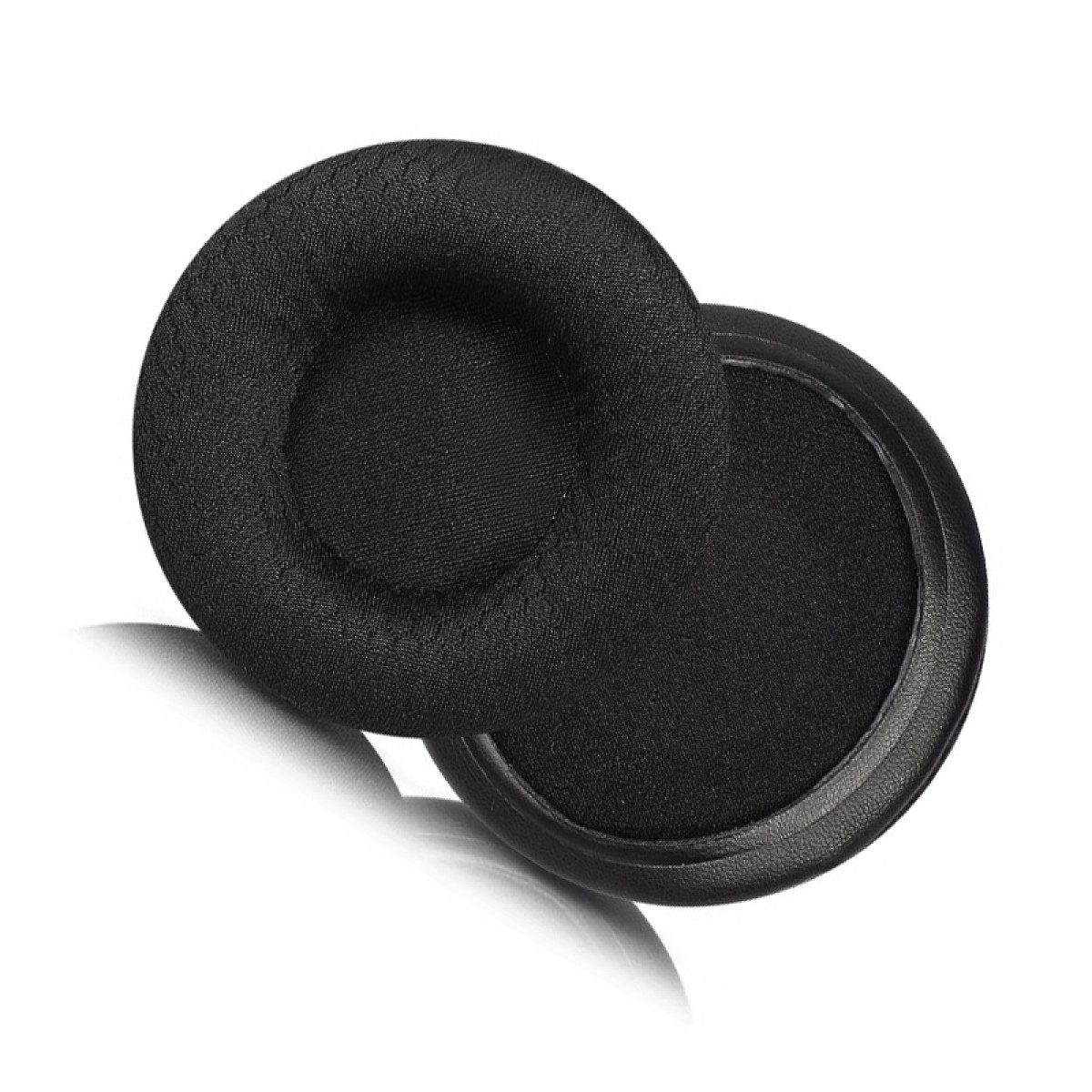 Dwie czarne nauszniki do słuchawek. Jeden jest nad drugim.