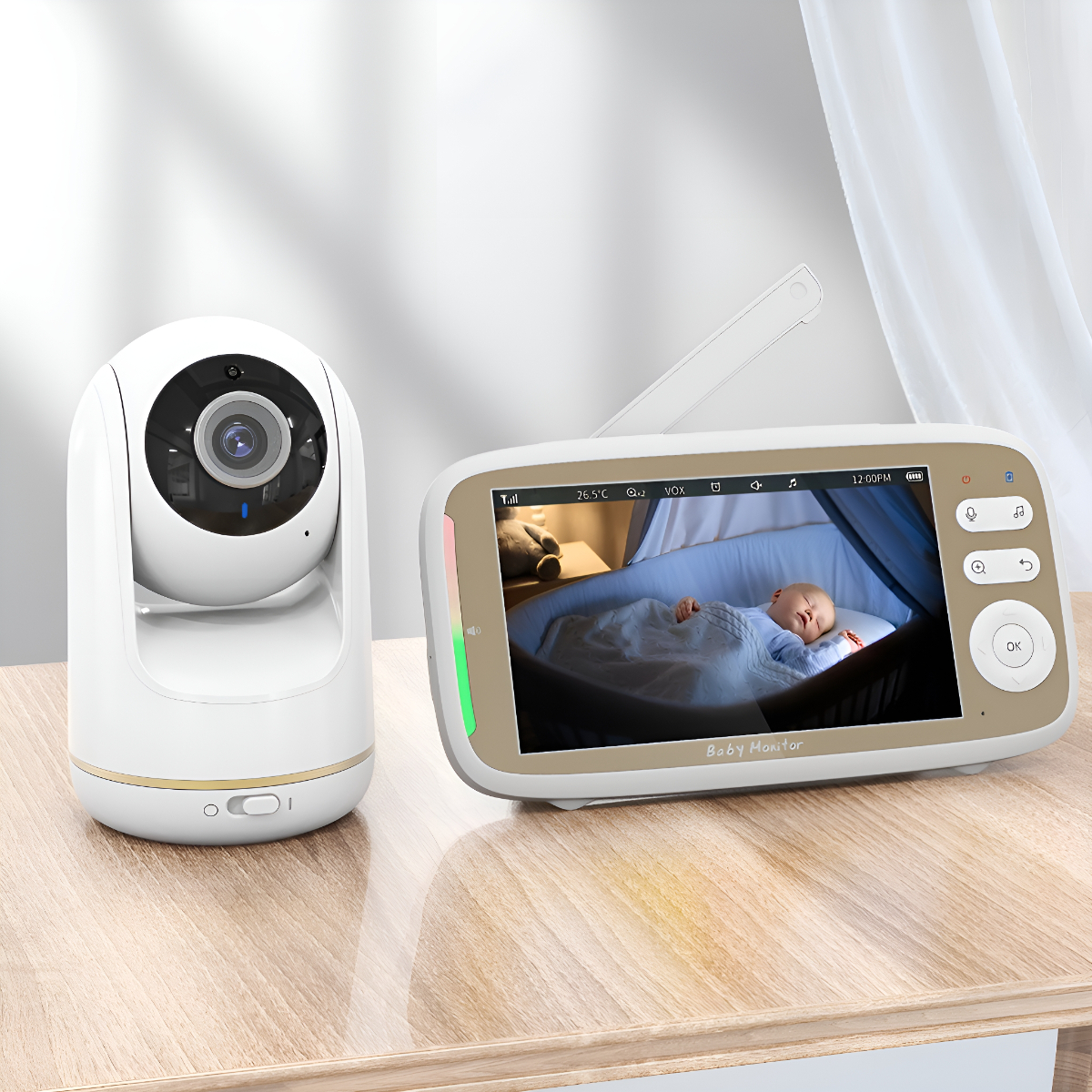 Babyphone mit Kamera und Bildschirm. Der Bildschirm zeigt ein schlafendes Baby in einer Krippe. Tisch im Vordergrund.