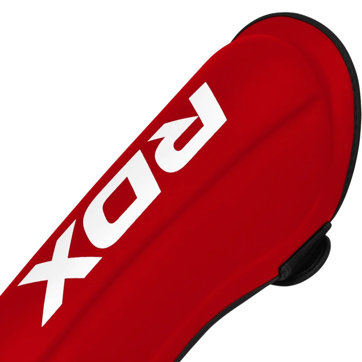Roter RDX-Schienbeinschutz mit weißem RDX-Logo und schwarzem Besatz, Nahaufnahme.