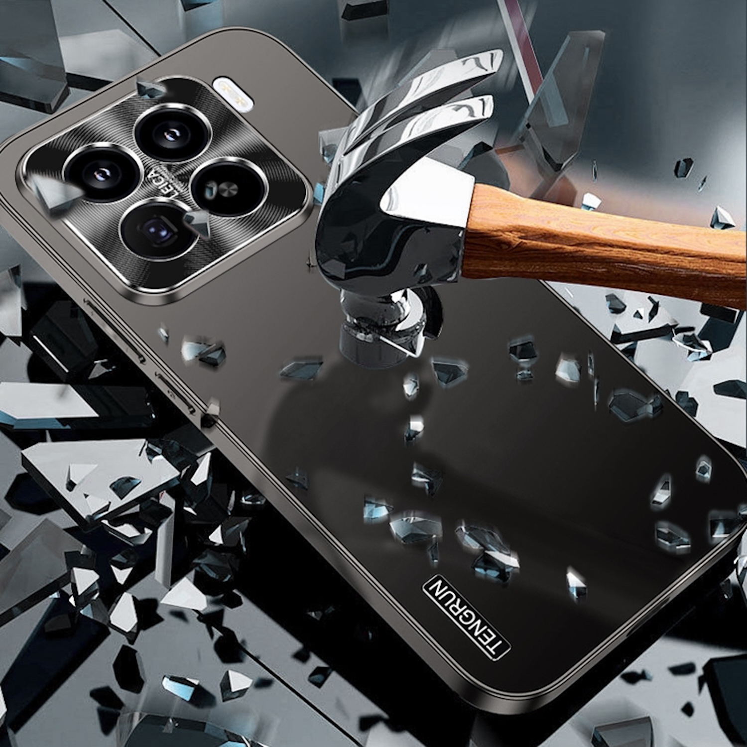Funda de teléfono golpeada por un martillo. Fragmentos de vidrio en la superficie. Funda negra.