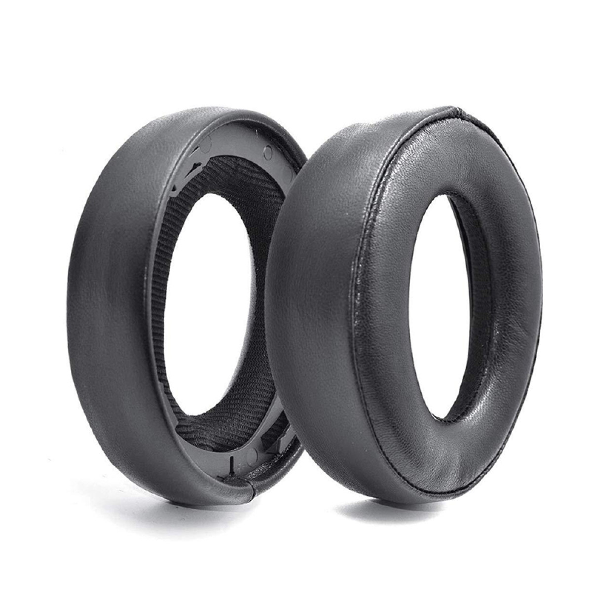 Dwie czarne nauszniki do słuchawek, obok siebie na białym tle.