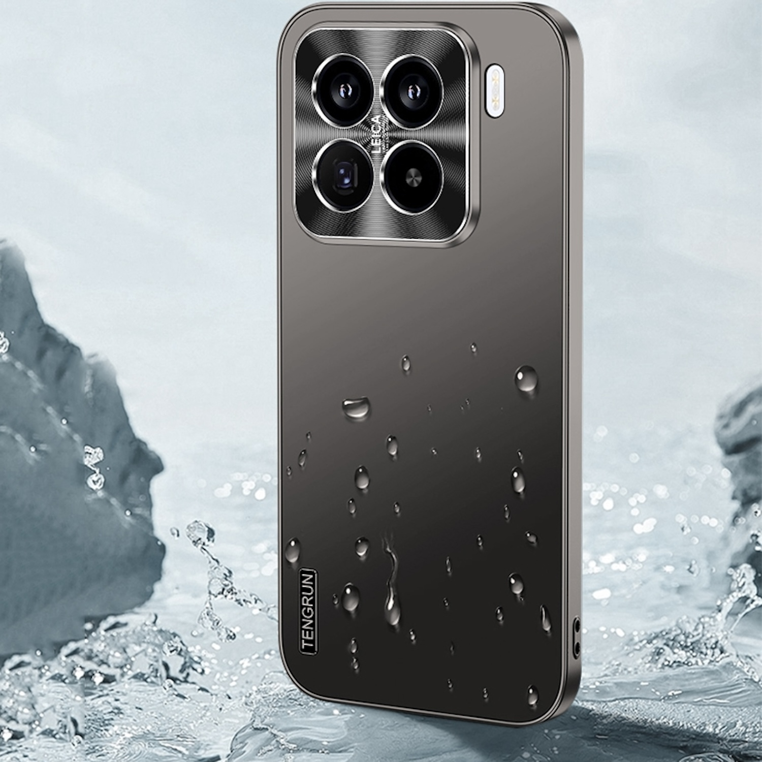 Funda de teléfono gris oscuro con protuberancia de cámara y gotas de agua. La funda tiene un acabado brillante.