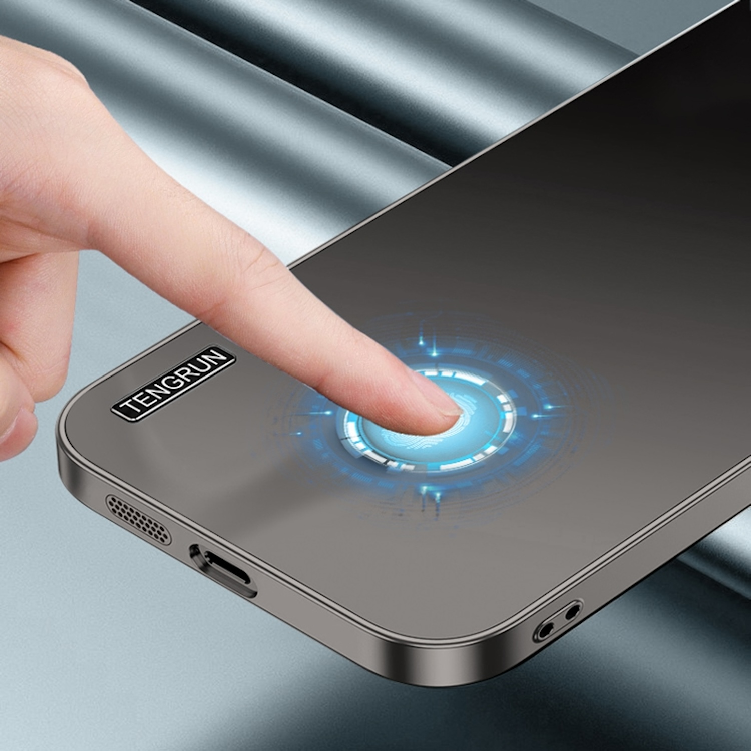 Mano tocando la pantalla del teléfono, icono de huella dactilar brillando, mostrando la funda.