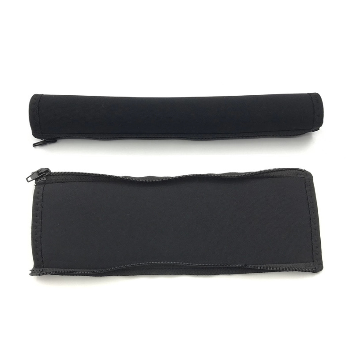 Due coperture nere in neoprene con cerniere. Sono rettangolari e coprono oggetti.