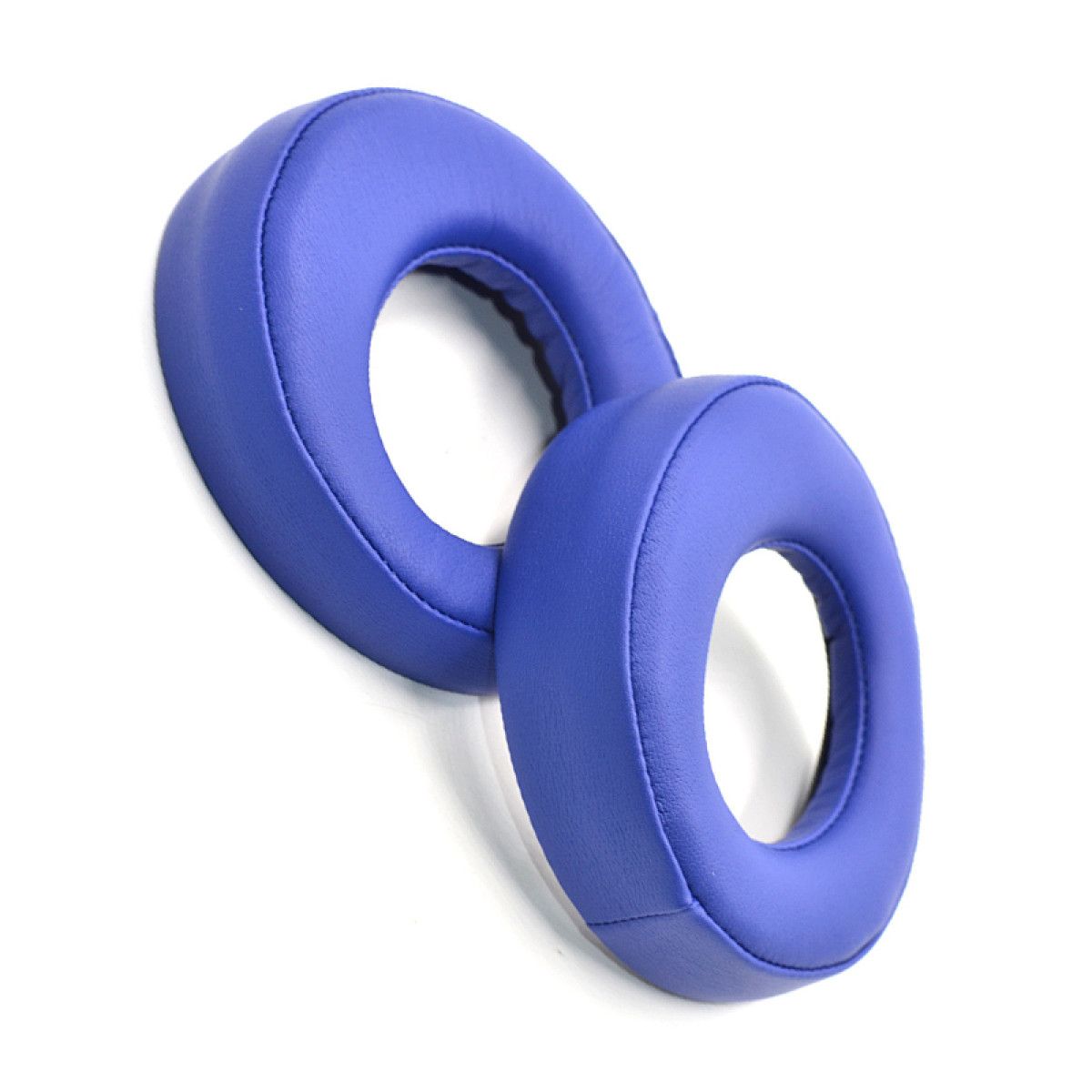Zwei blaue Kopfhörerkissen, eines über dem anderen, isoliert auf weißem Hintergrund.