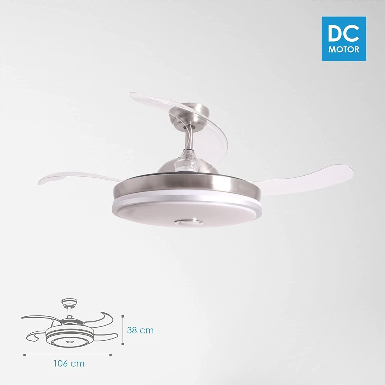 Un ventilador de techo con tres aspas transparentes, montado sobre un fondo blanco.