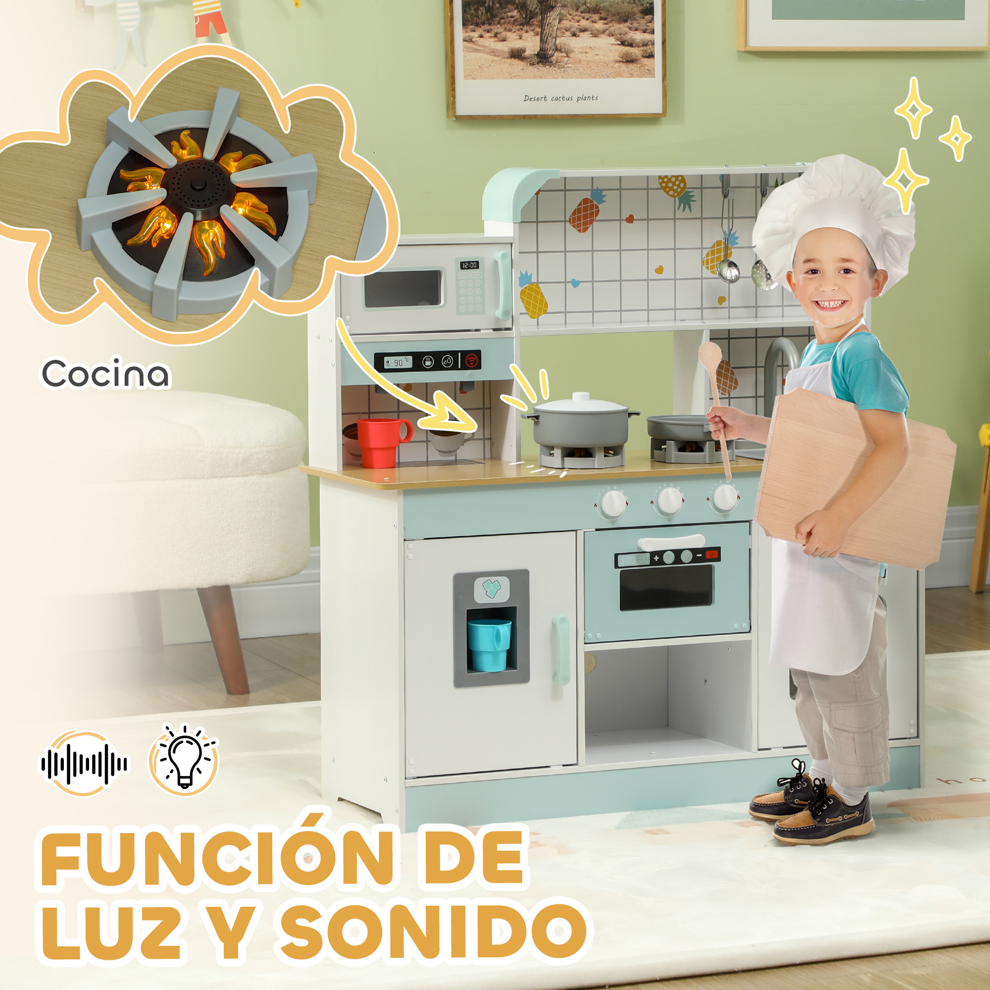 Un niño con gorro de chef y delantal está de pie junto a una cocina de juguete.
