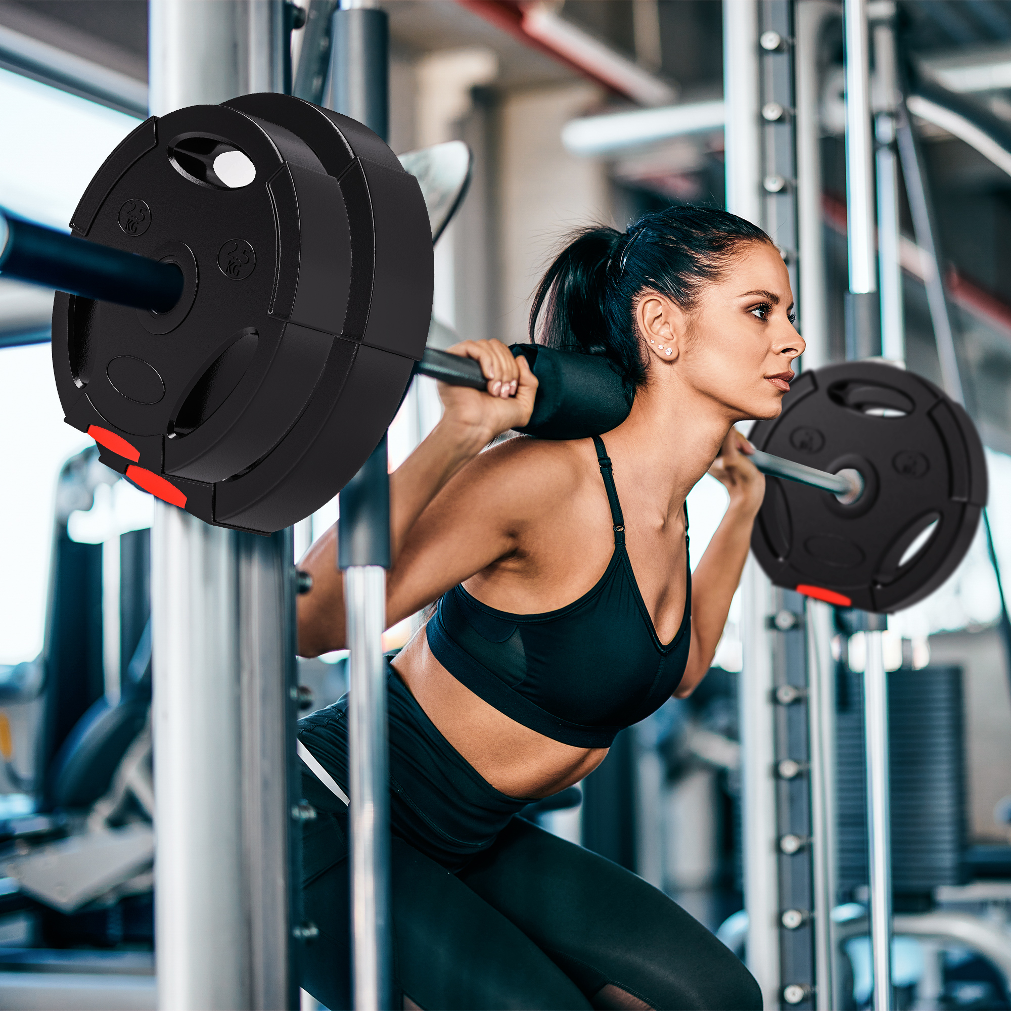 Frau hockt mit Langhantel im Fitnessstudio. Schwarze Gewichte. Fokus auf Frau.