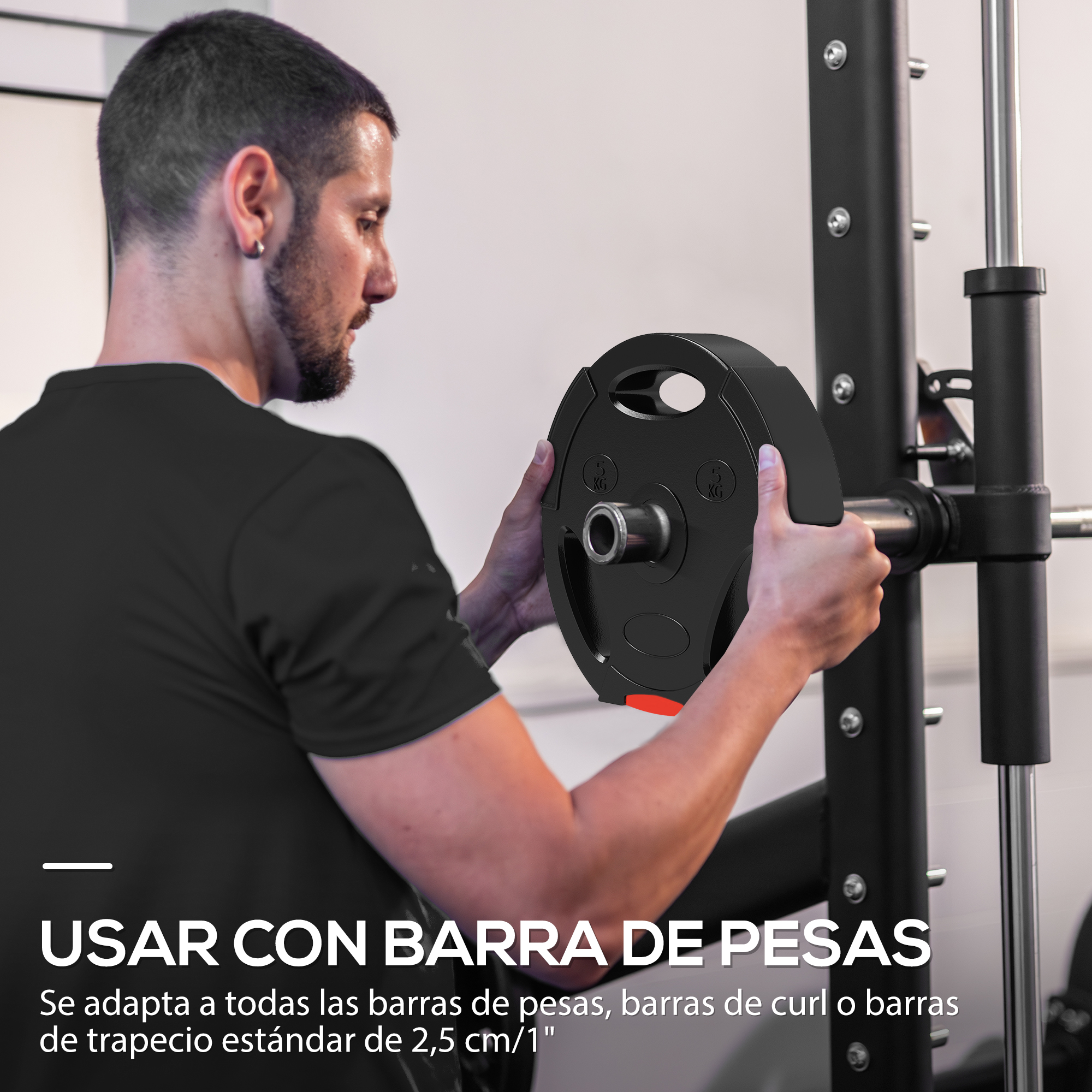 Un hombre sosteniendo una placa de pesas. El texto indica que se adapta a barras de pesas estándar.