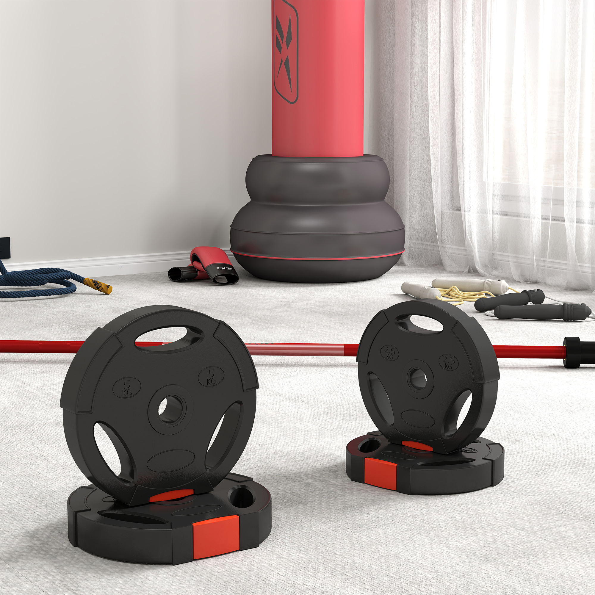 Platos de pesas y un saco de boxeo en el suelo de un gimnasio con equipo de ejercicio.