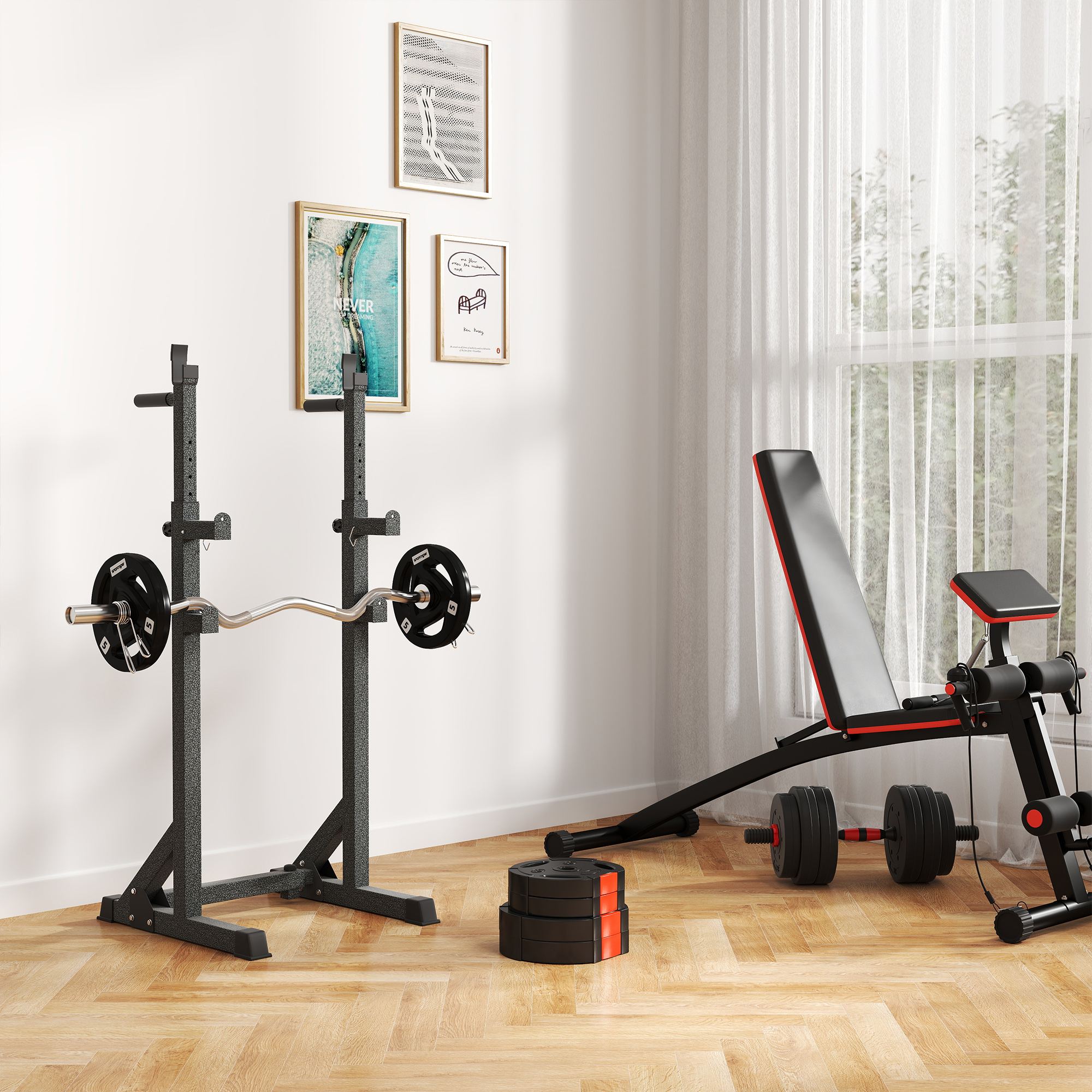 Gimnasio con estante para sentadillas, banco, barra y pesas. Suelo de madera, pared blanca, ventana.