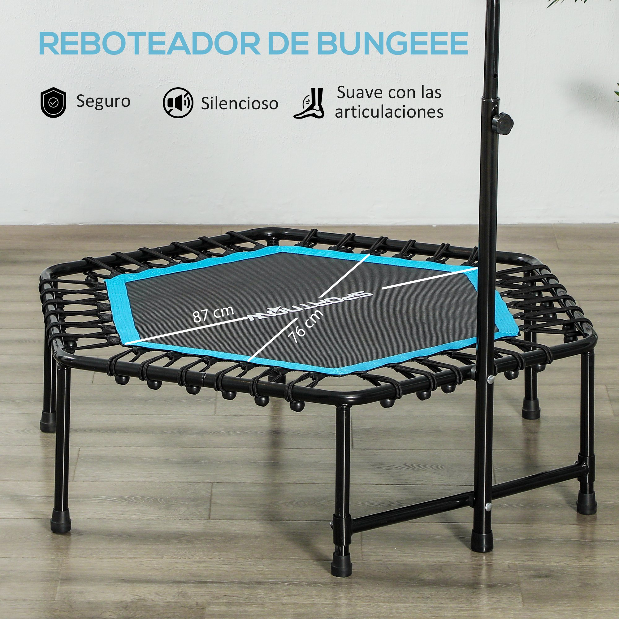 Cama elástica negra y azul con dimensiones. Fondo, una pared blanca.