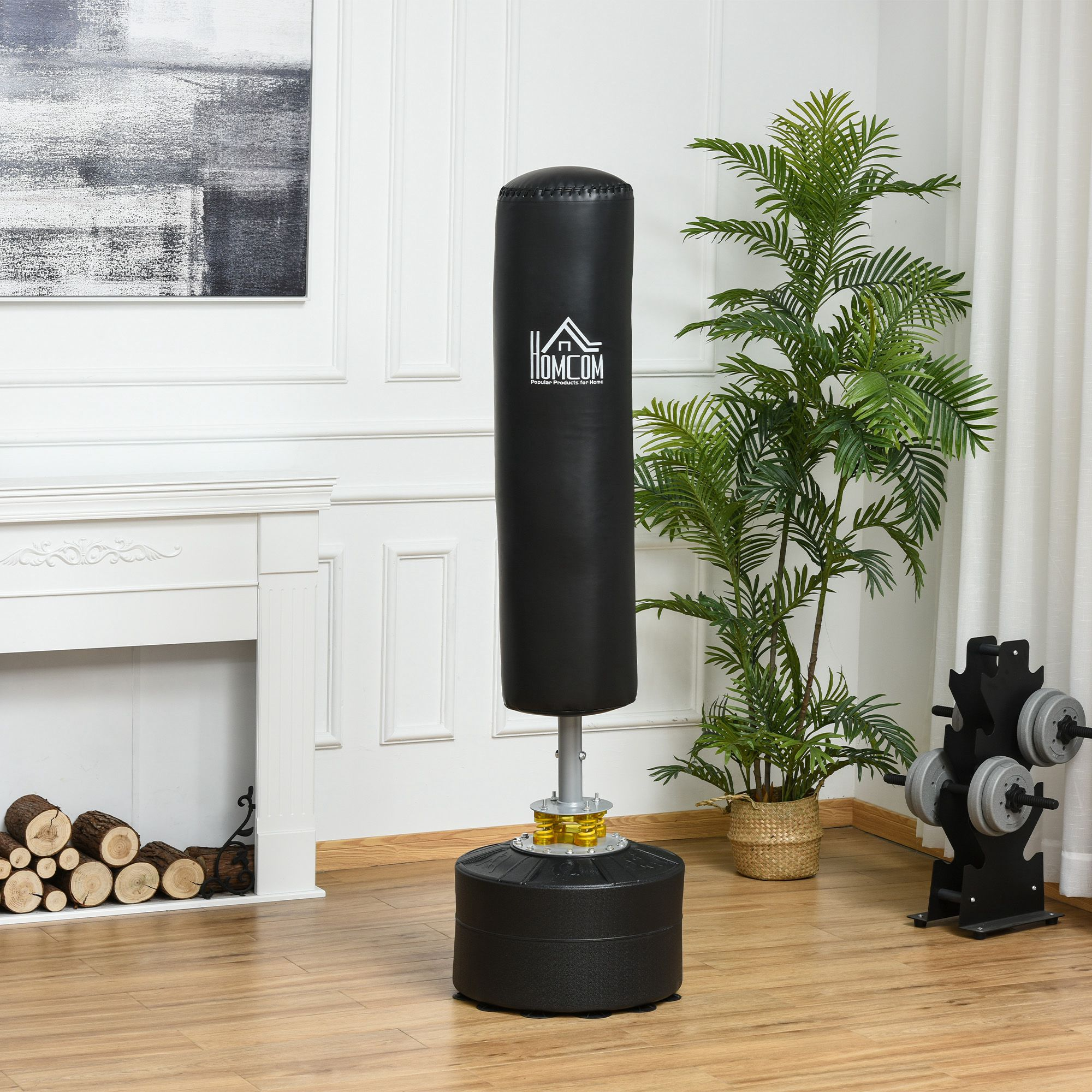 Saco de boxeo negro sobre soporte. Saco cilíndrico negro con logo blanco. Fondo blanco.