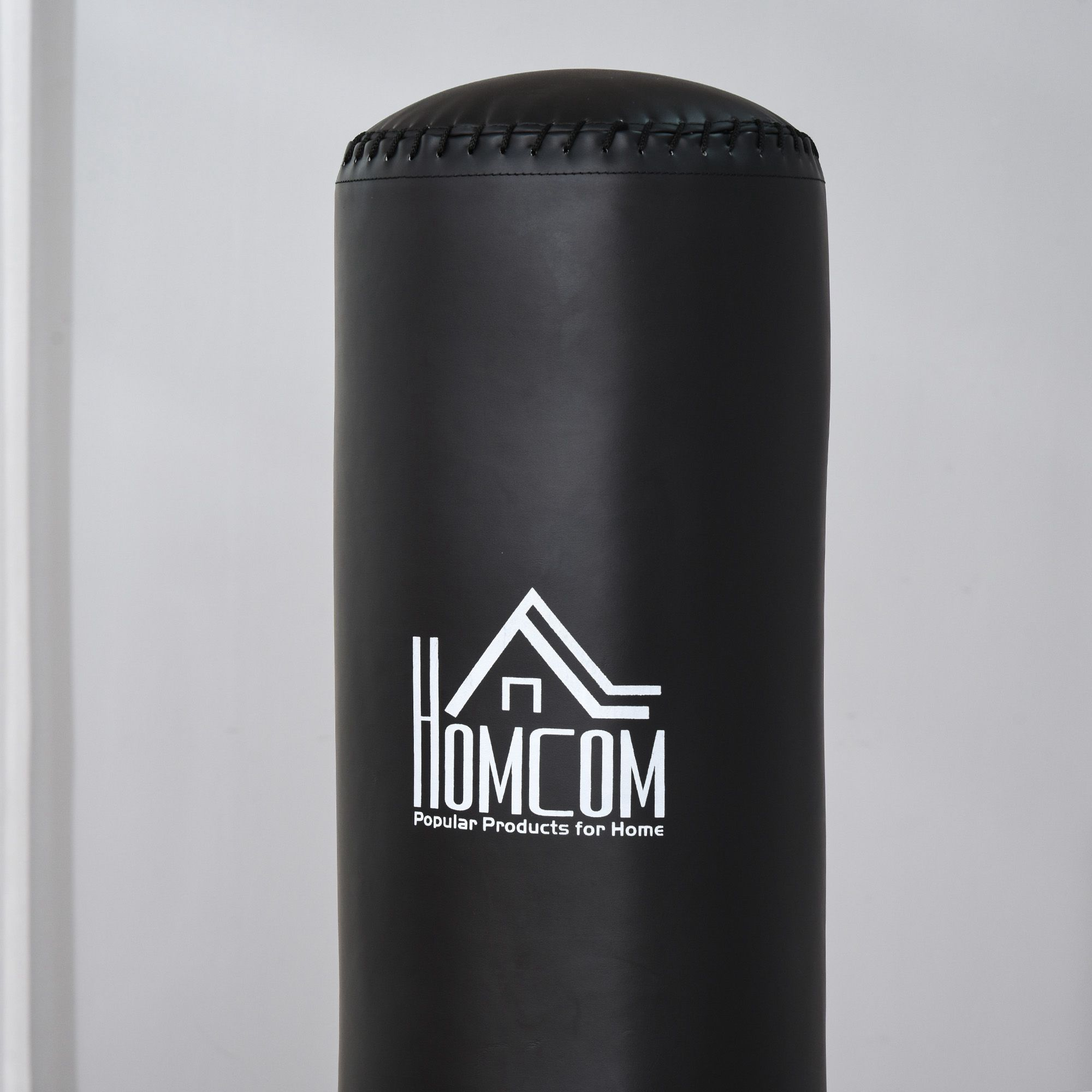 Un sacco da boxe nero con un logo su sfondo bianco.
