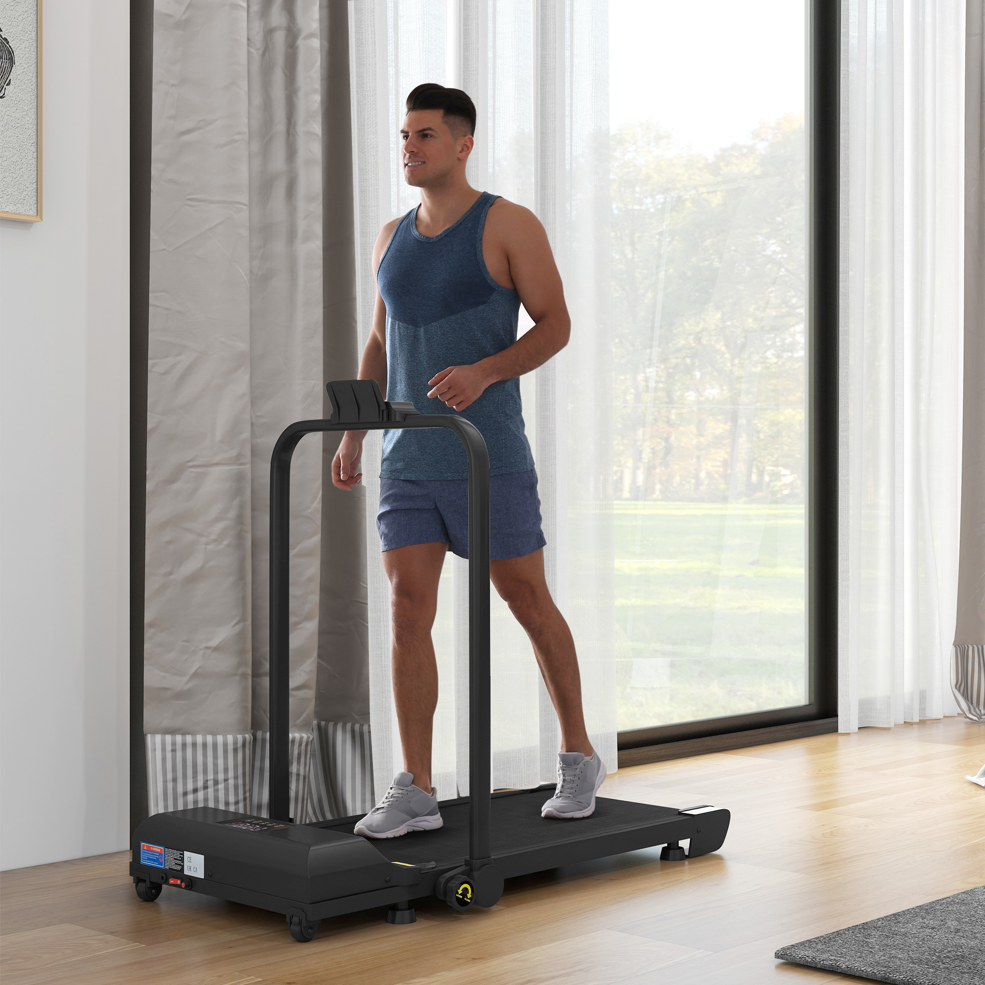 Hombre usando una cinta de correr en una habitación luminosa. Viste ropa deportiva, de pie en la cinta móvil.