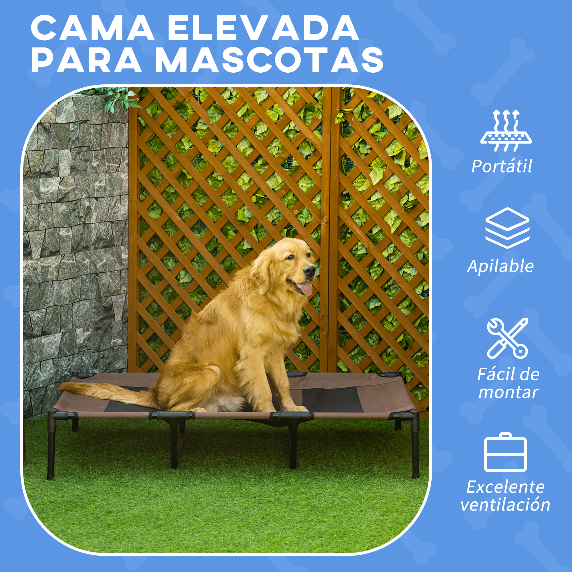 Golden Retriever sentado en cama para mascotas marrón. Césped verde y pared de madera al fondo.