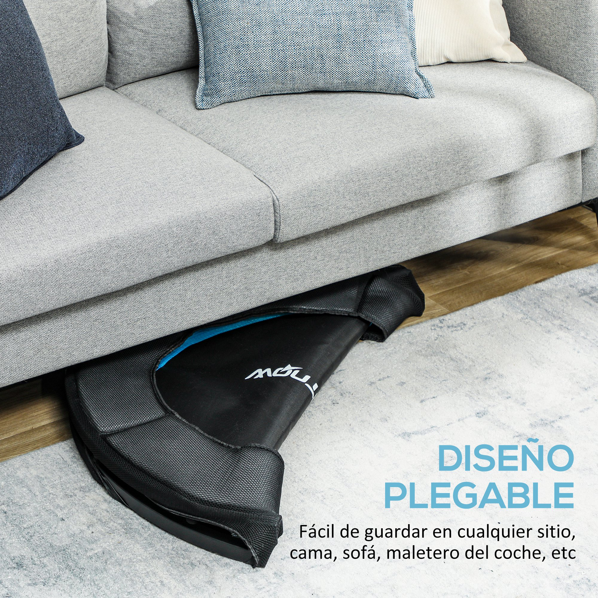 Objeto negro plegable debajo de un sofá gris. Texto: diseño plegable, fácil de guardar en cualquier lugar.