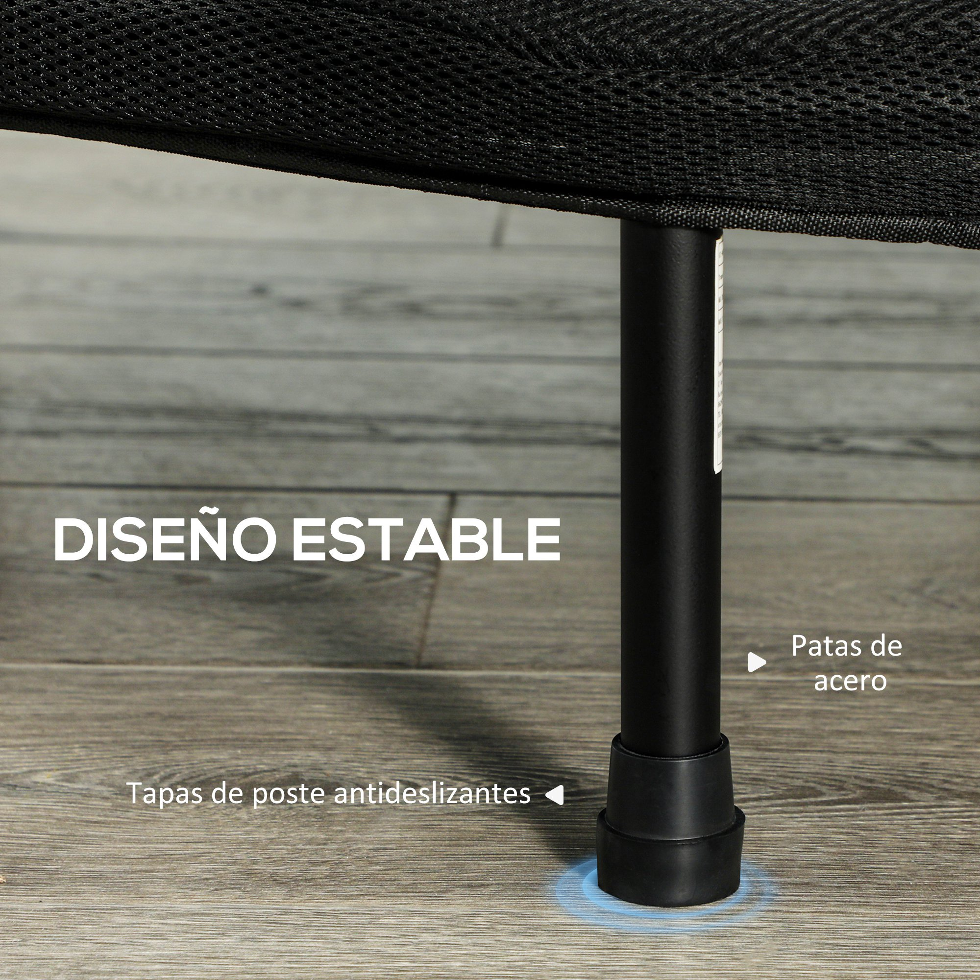 Primer plano de una pata de cama con base antideslizante en un suelo de madera.