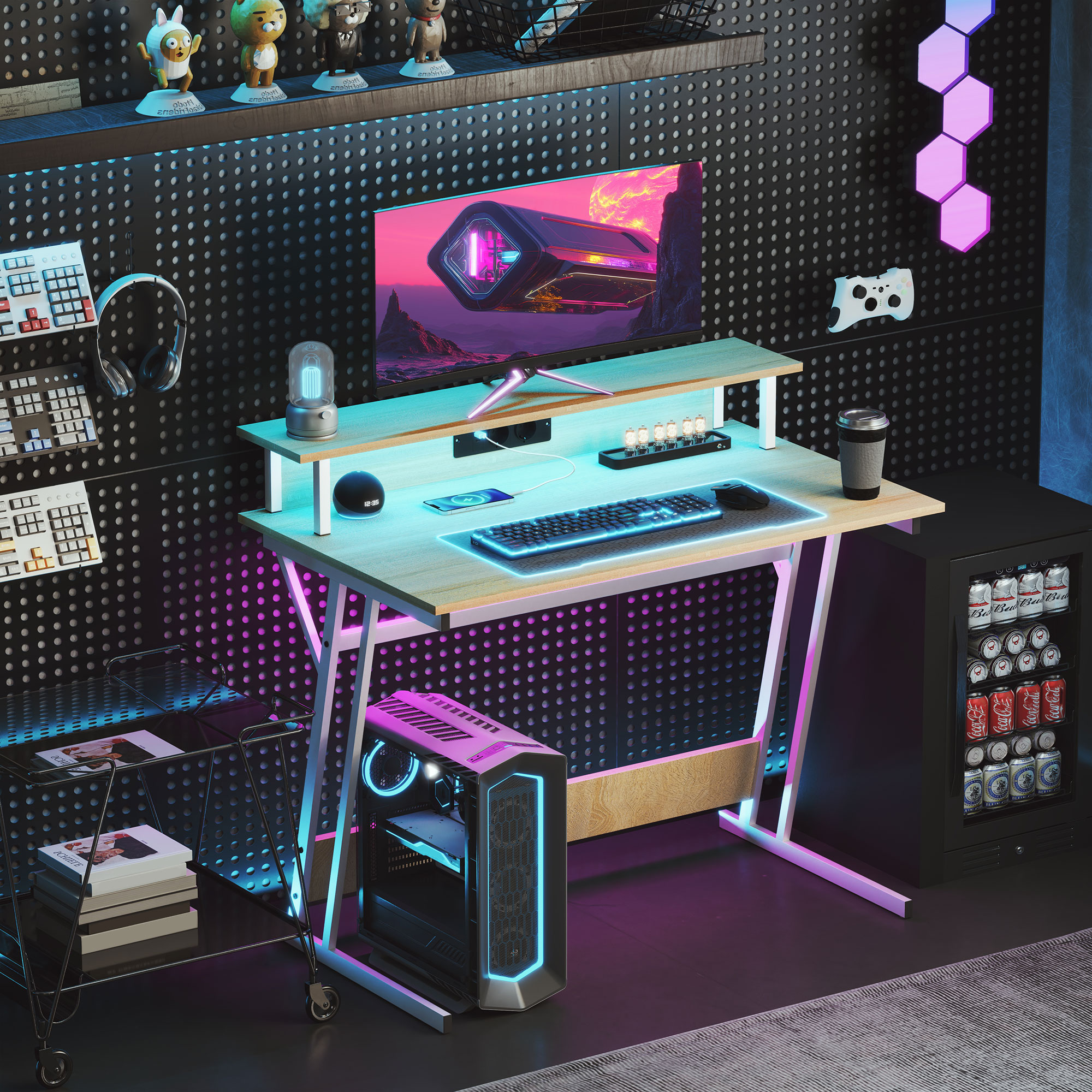 Escritorio gaming con monitor, teclado y caja de ordenador. La habitación tiene luces de neón y decoraciones.