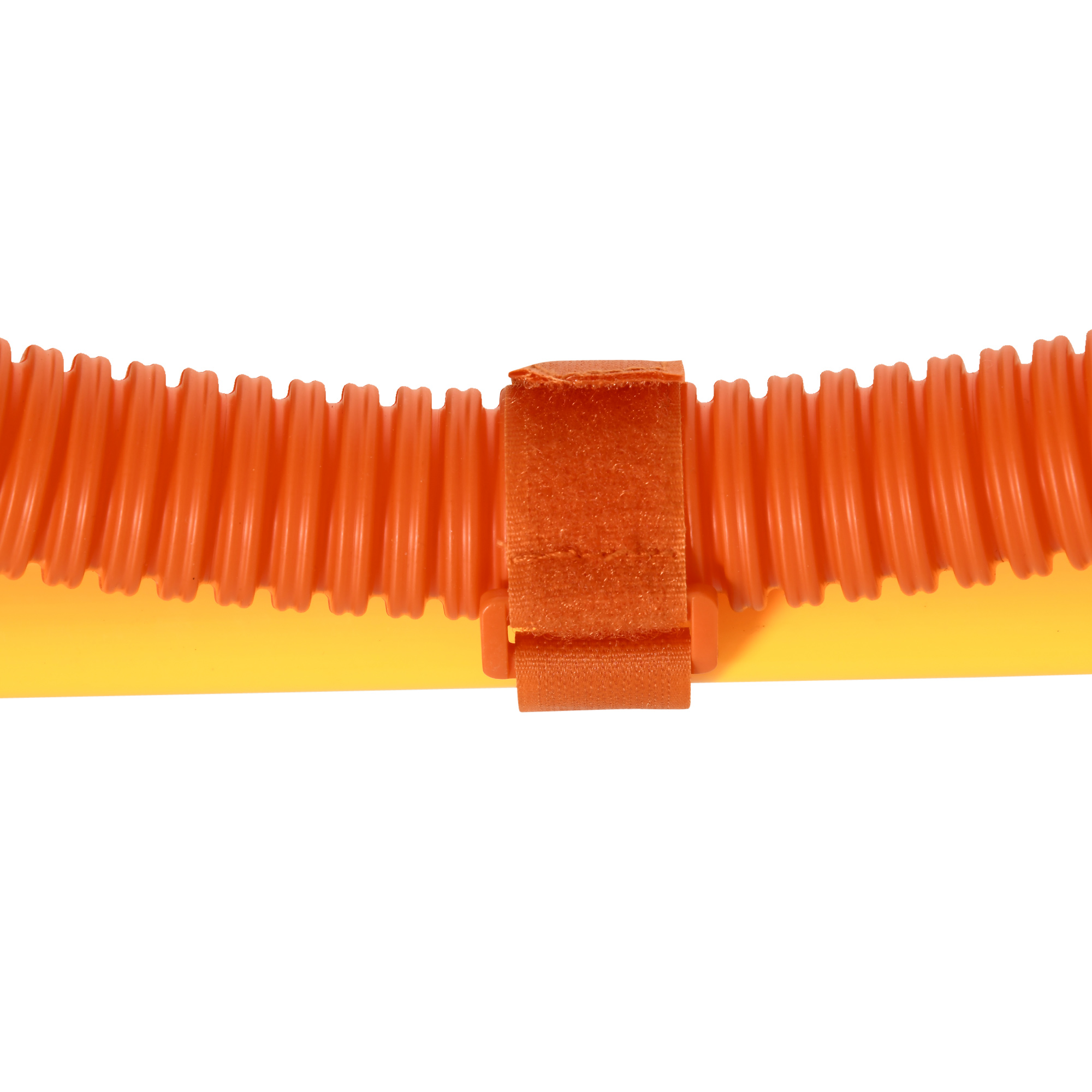 Primer plano de tubos corrugados naranjas y una superficie amarilla. Una correa de velcro naranja oscuro está adjunta.
