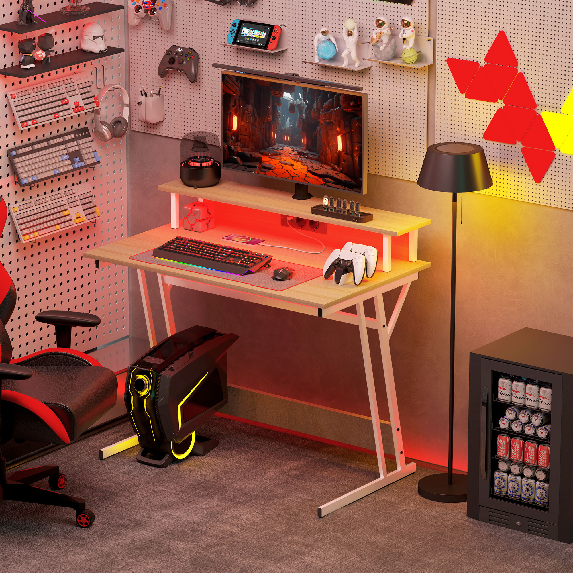 Un escritorio para juegos con una computadora, monitor y accesorios. La habitación tiene accesorios para juegos y una mini-nevera.