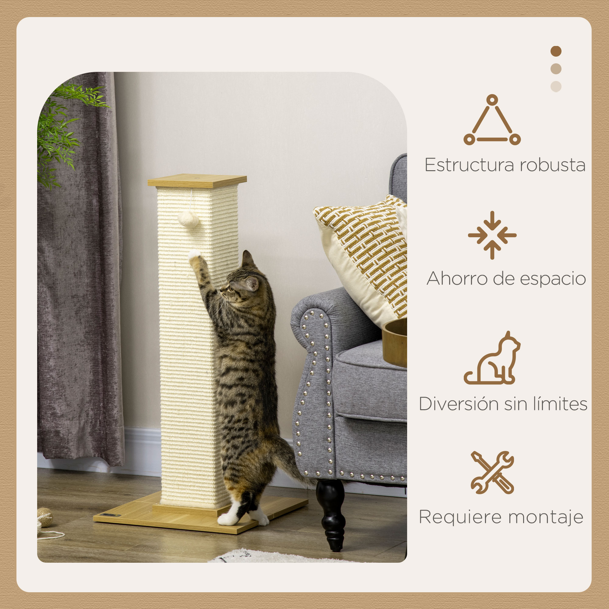 Un gato rasca un rascador beige. Un sofá y un cojín están en el fondo.