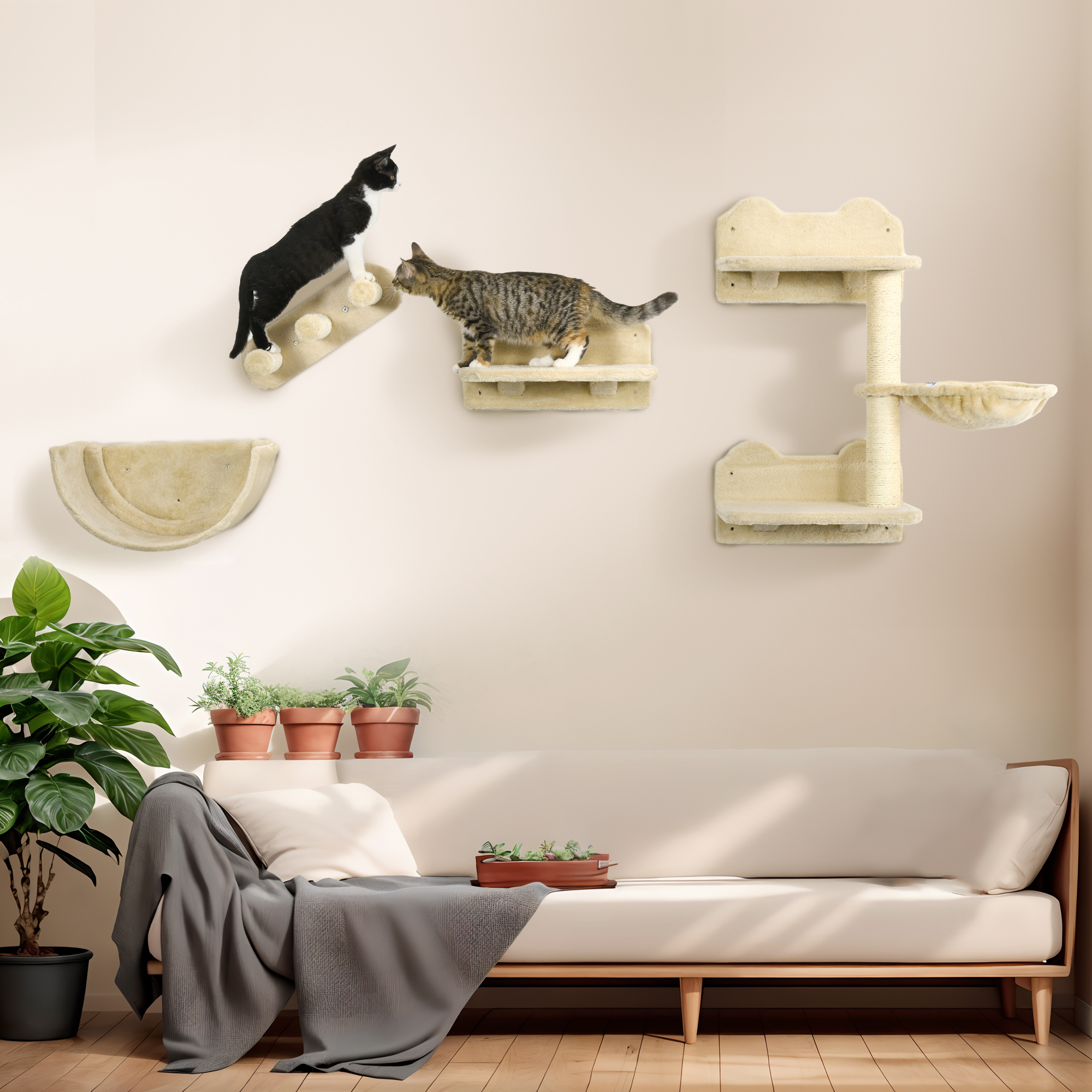 Gatos en un árbol para gatos montado en la pared.