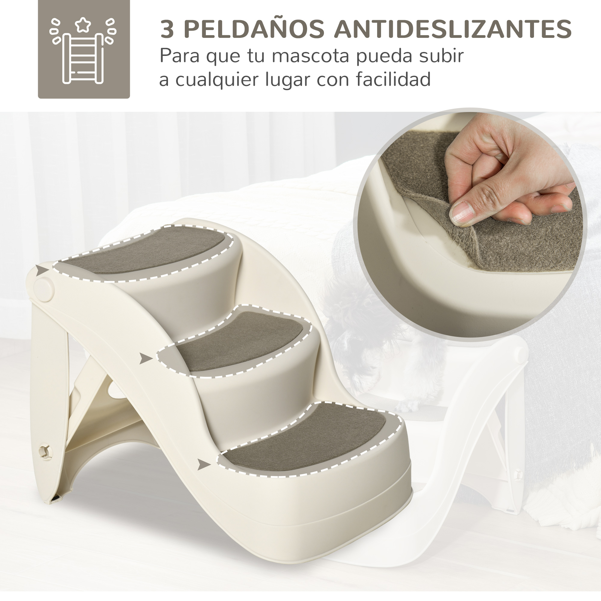 Escaleras beige para mascotas con tres escalones, una mano toca la alfombra del escalón superior.